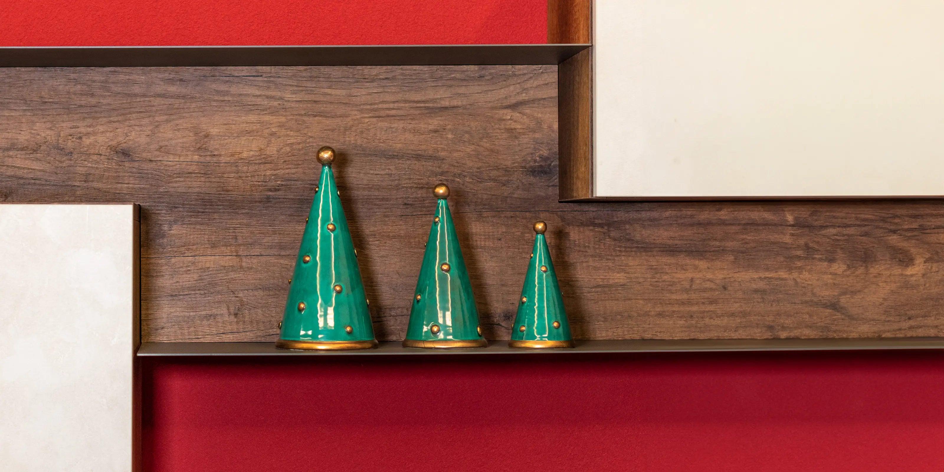 Alberi di Natale in ceramica di Caltagirone fatti a mano, verde e oro su mensola legno con sfondo rosso