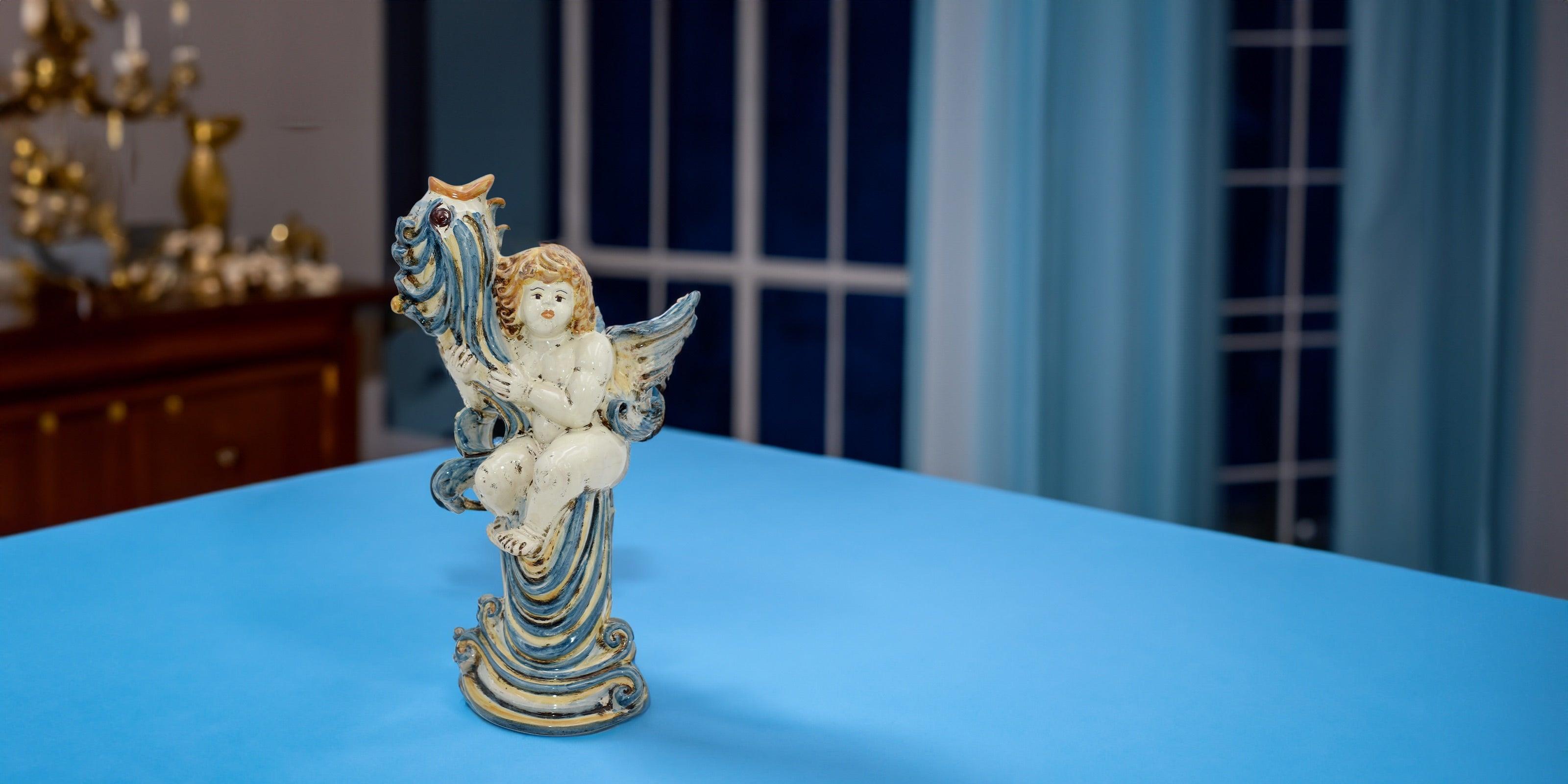 Statua angelo in ceramica di Caltagirone Sofia, ceramiche caltagirone fatti a mano, su tavolo blu