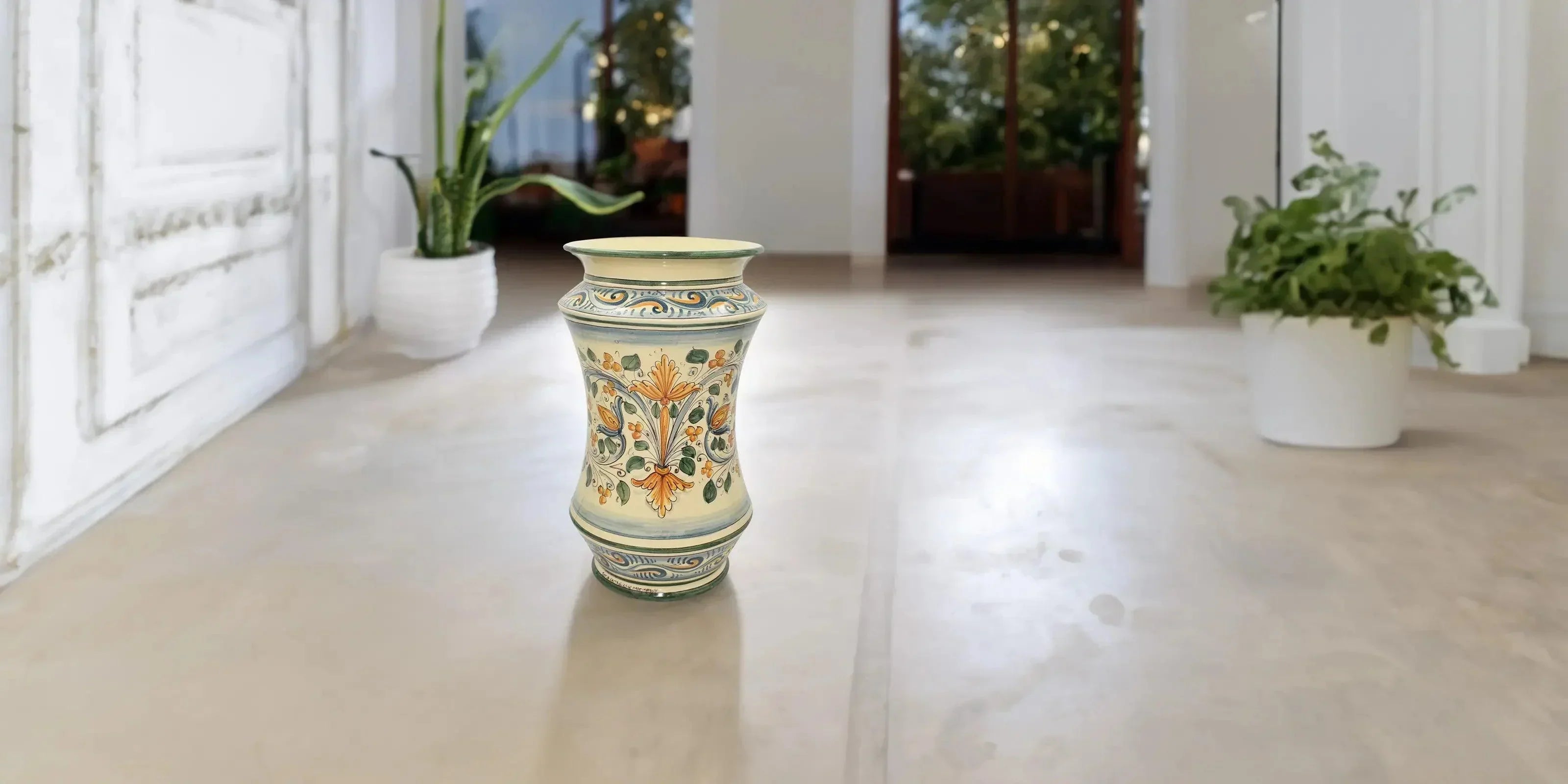 Vaso antico ceramiche caltagirone fatti a mano con fogliame, interno moderno luminoso