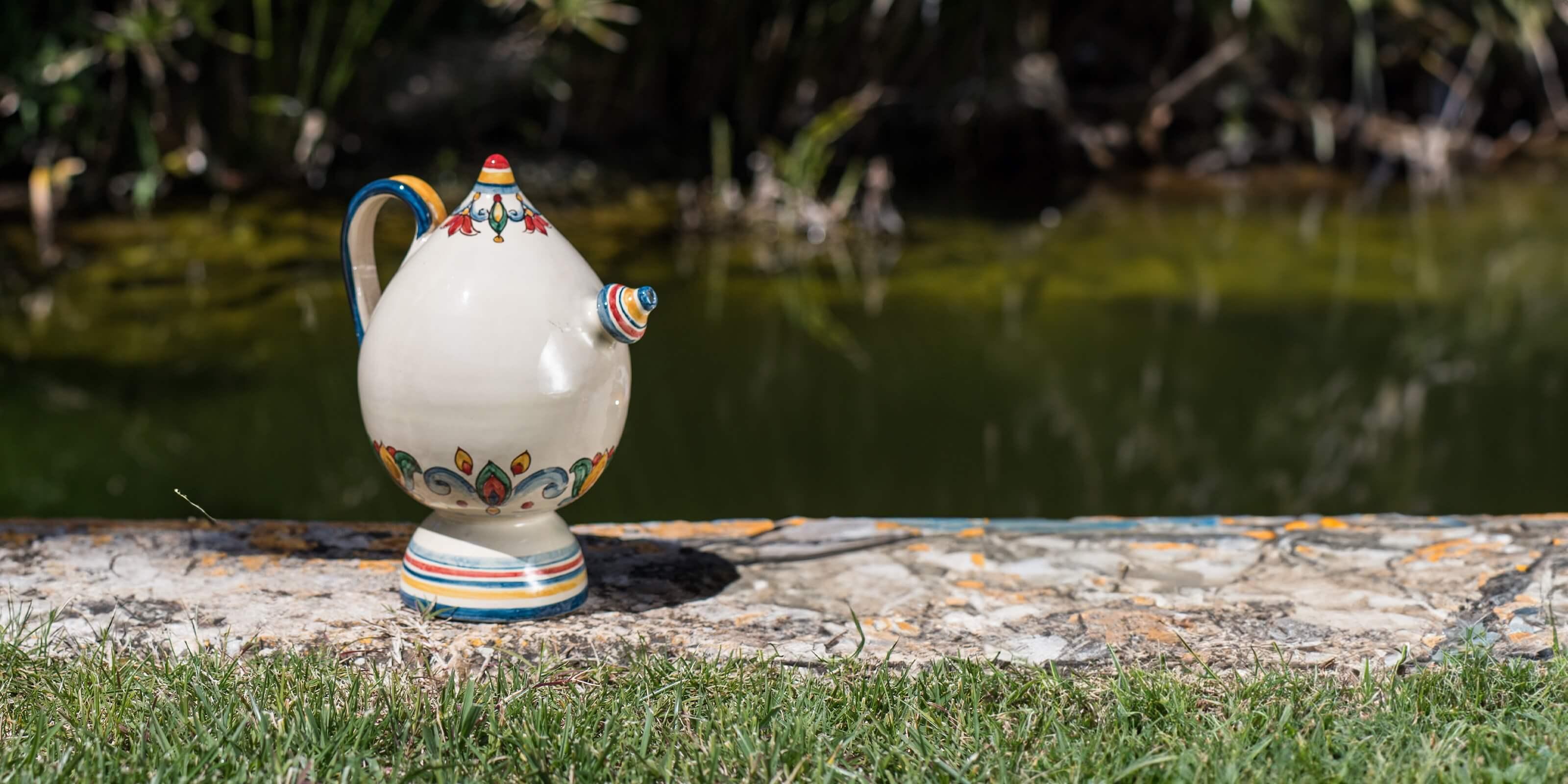 Bummulu siciliano ceramiche Caltagirone Sofia fatti a mano decorato a colori vivaci all'aperto