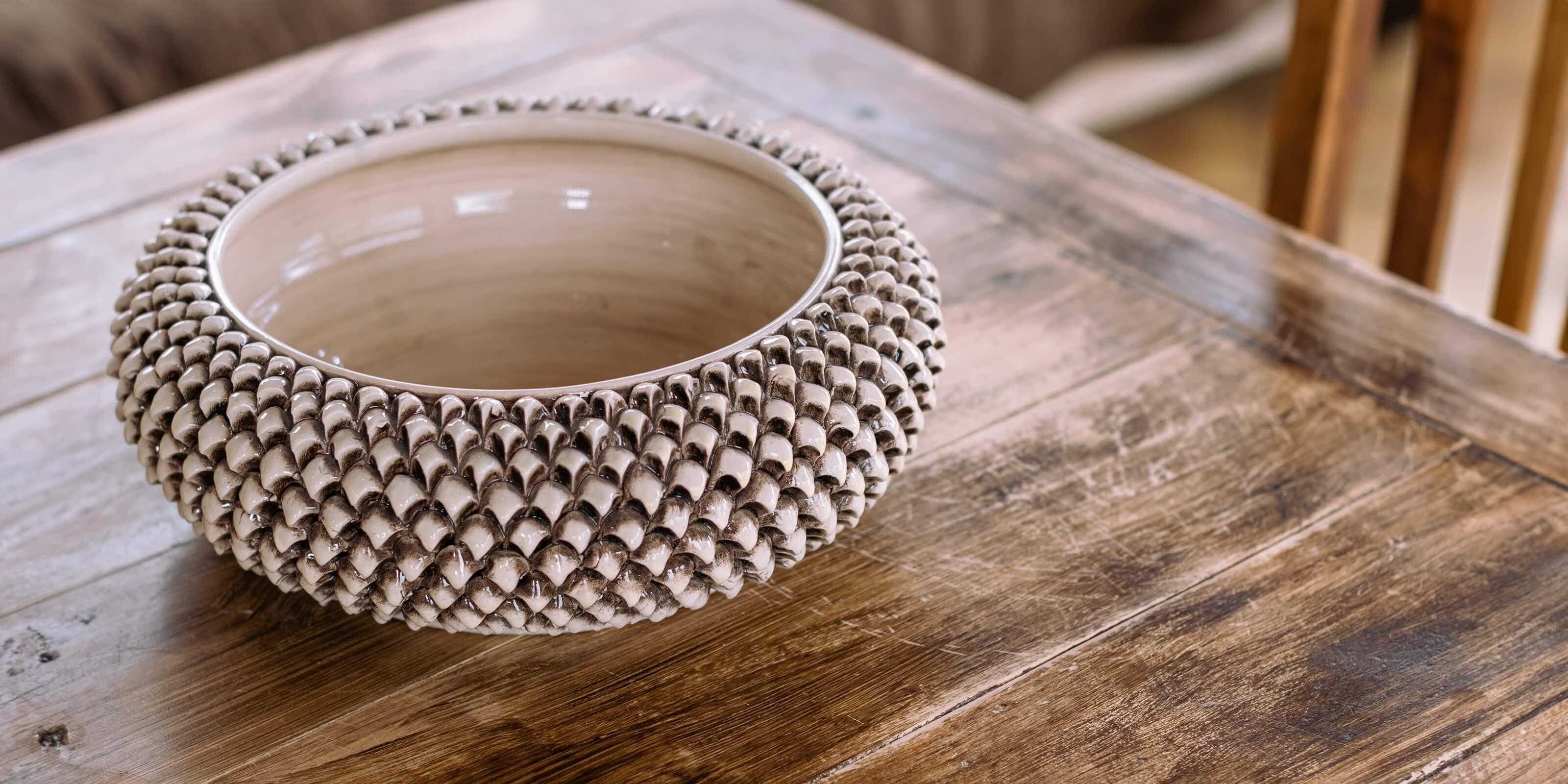 Centrotavola a pigna ceramiche di Caltagirone Sofia fatti a mano su tavolo rustico