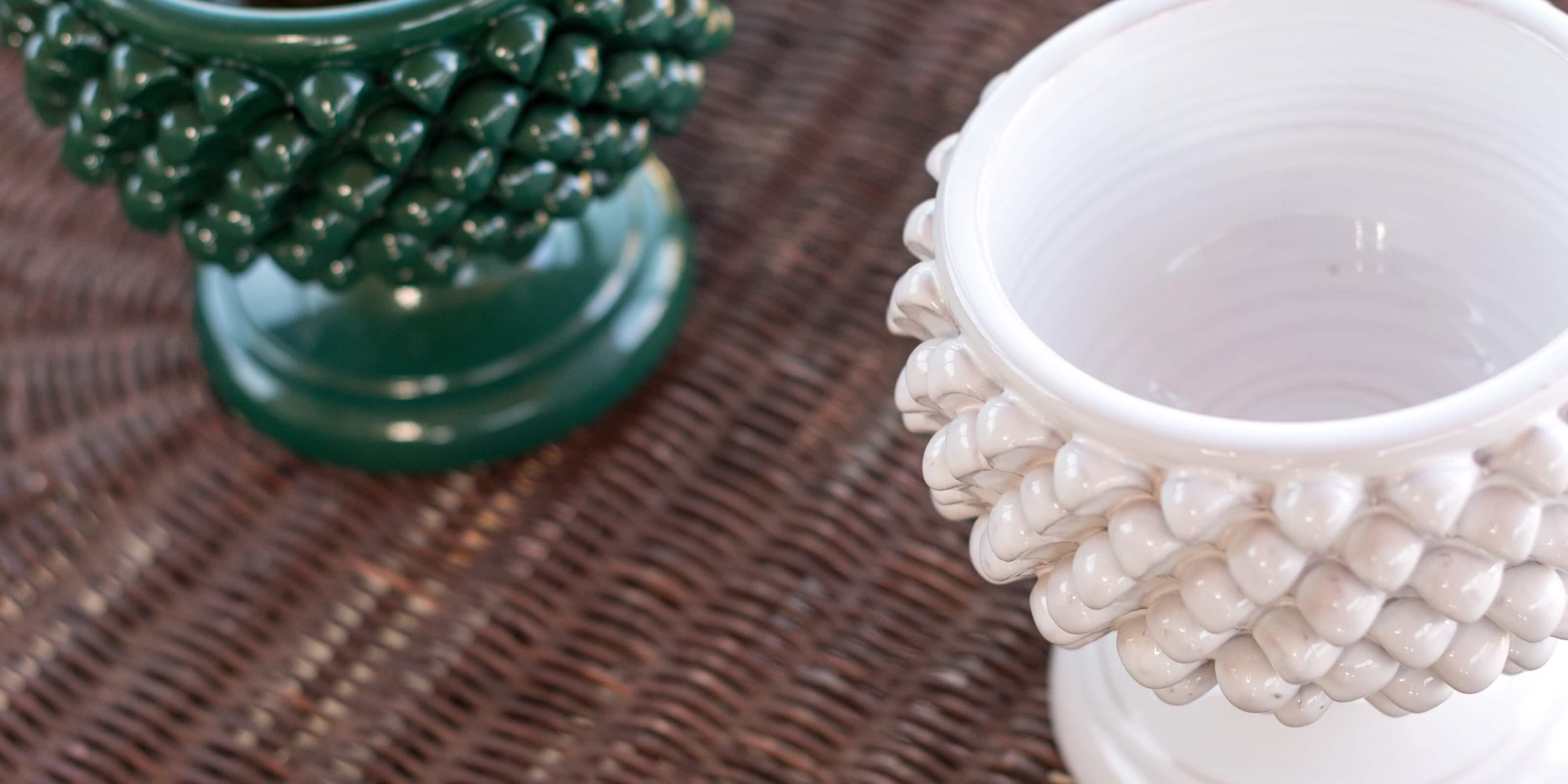 Vasi in ceramica di Caltagirone fatti a mano, bianco e verde, su superficie intrecciata