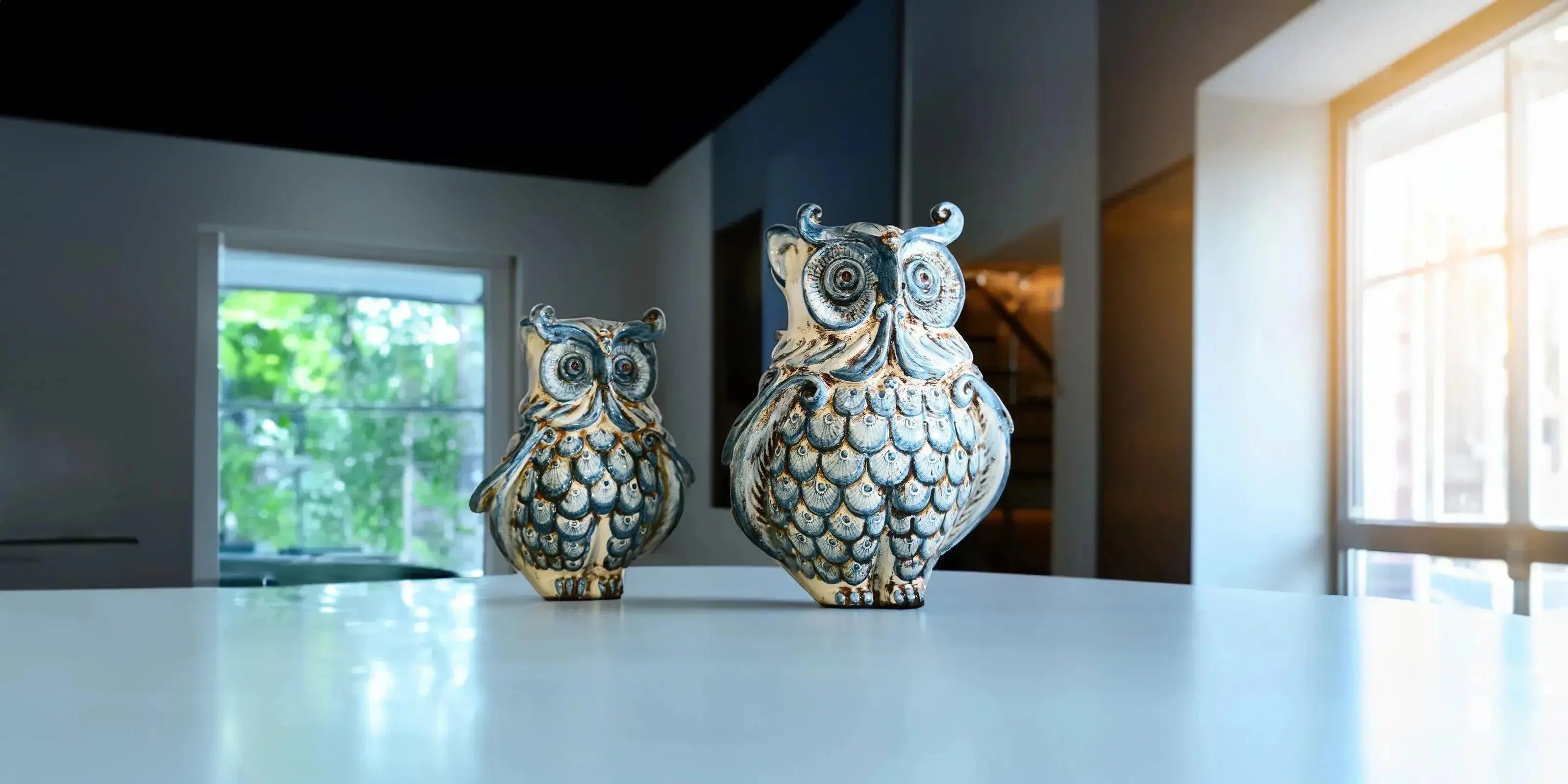 Gufi ceramiche Caltagirone fatti a mano su tavolo moderno, artigianato Sofia