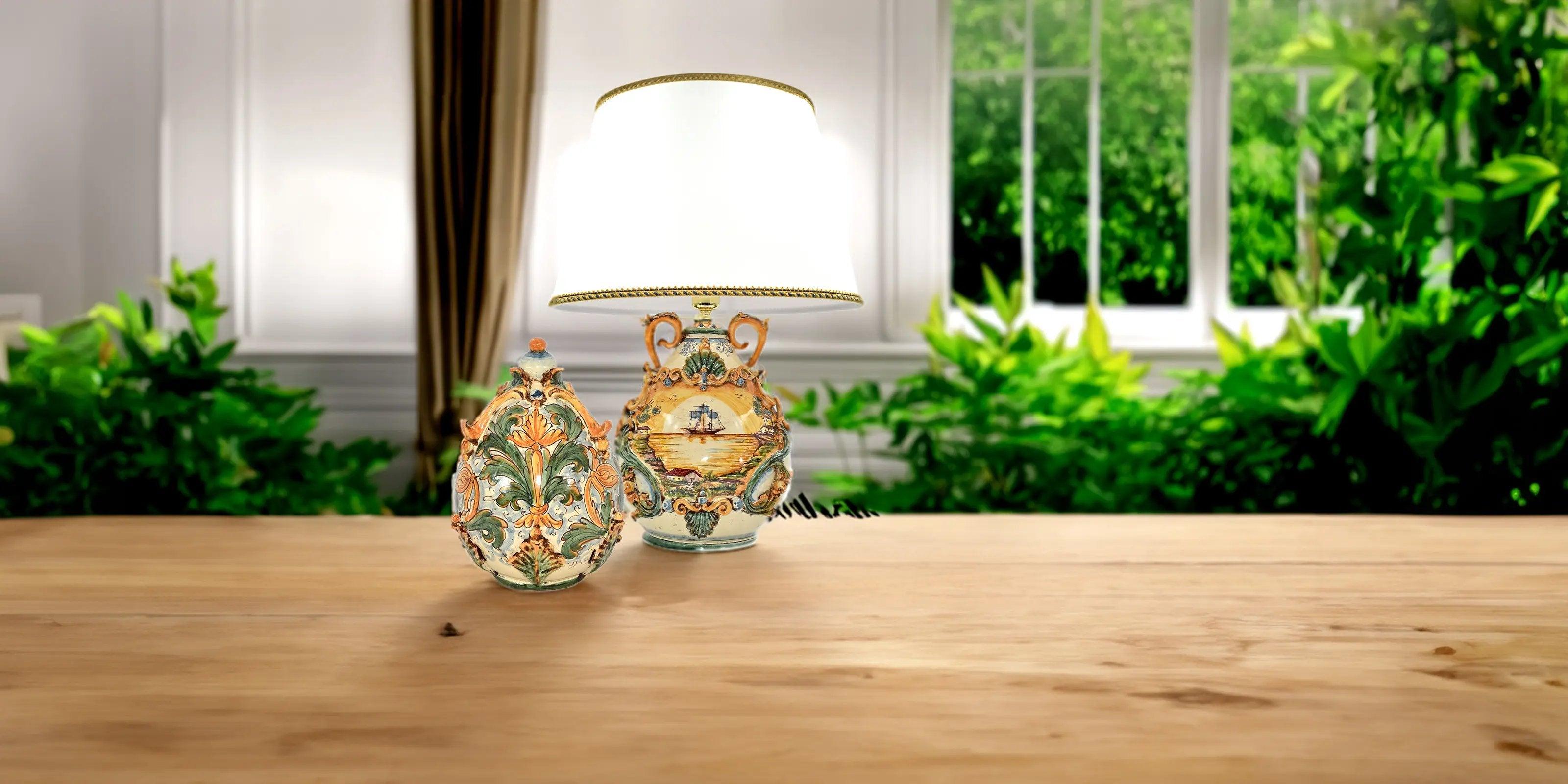 Lampada e vaso ceramiche Caltagirone Sofia, decoro floreale, fatti a mano su tavolo