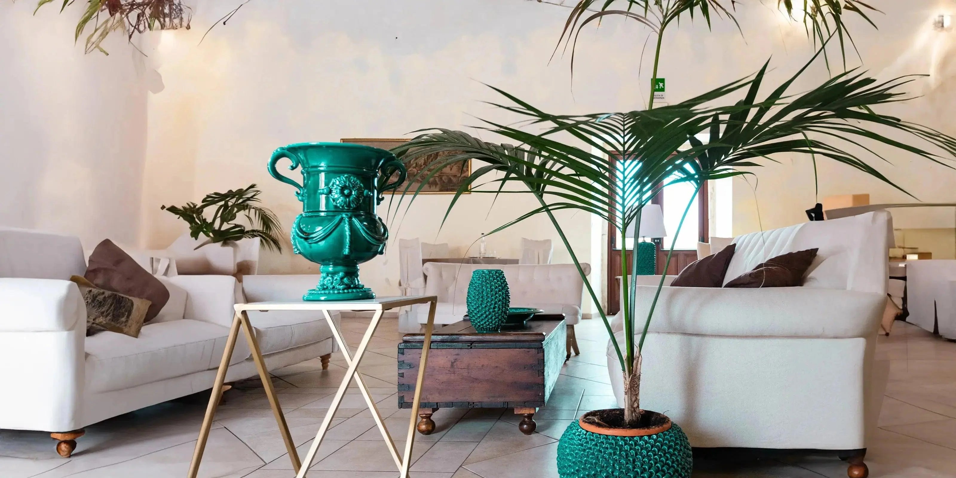 Ceramiche Caltagirone fatti a mano verdi in salotto moderno con divani bianchi