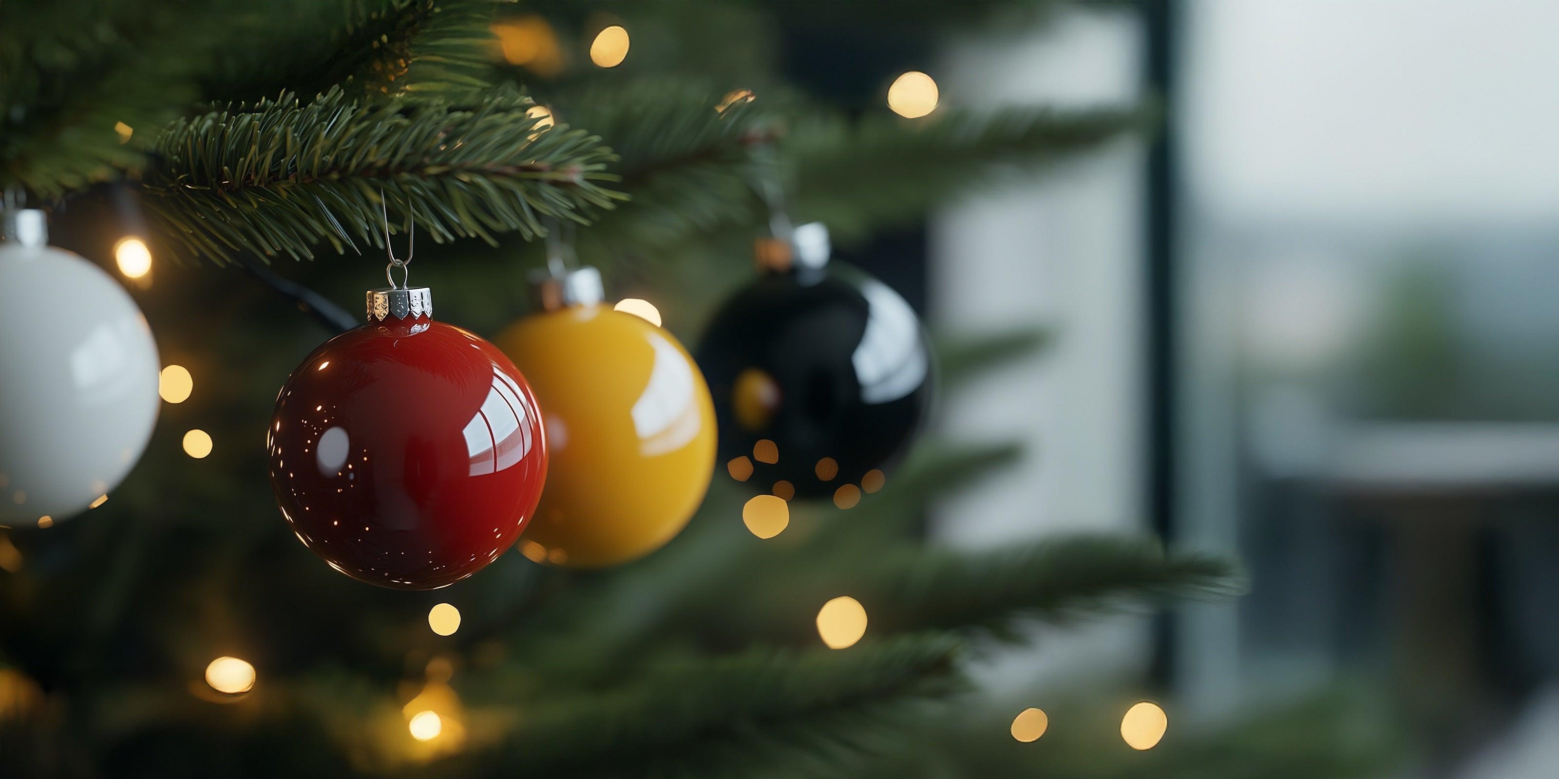 Palline natalizie colorate su albero di Natale, ceramiche Caltagirone fatti a mano