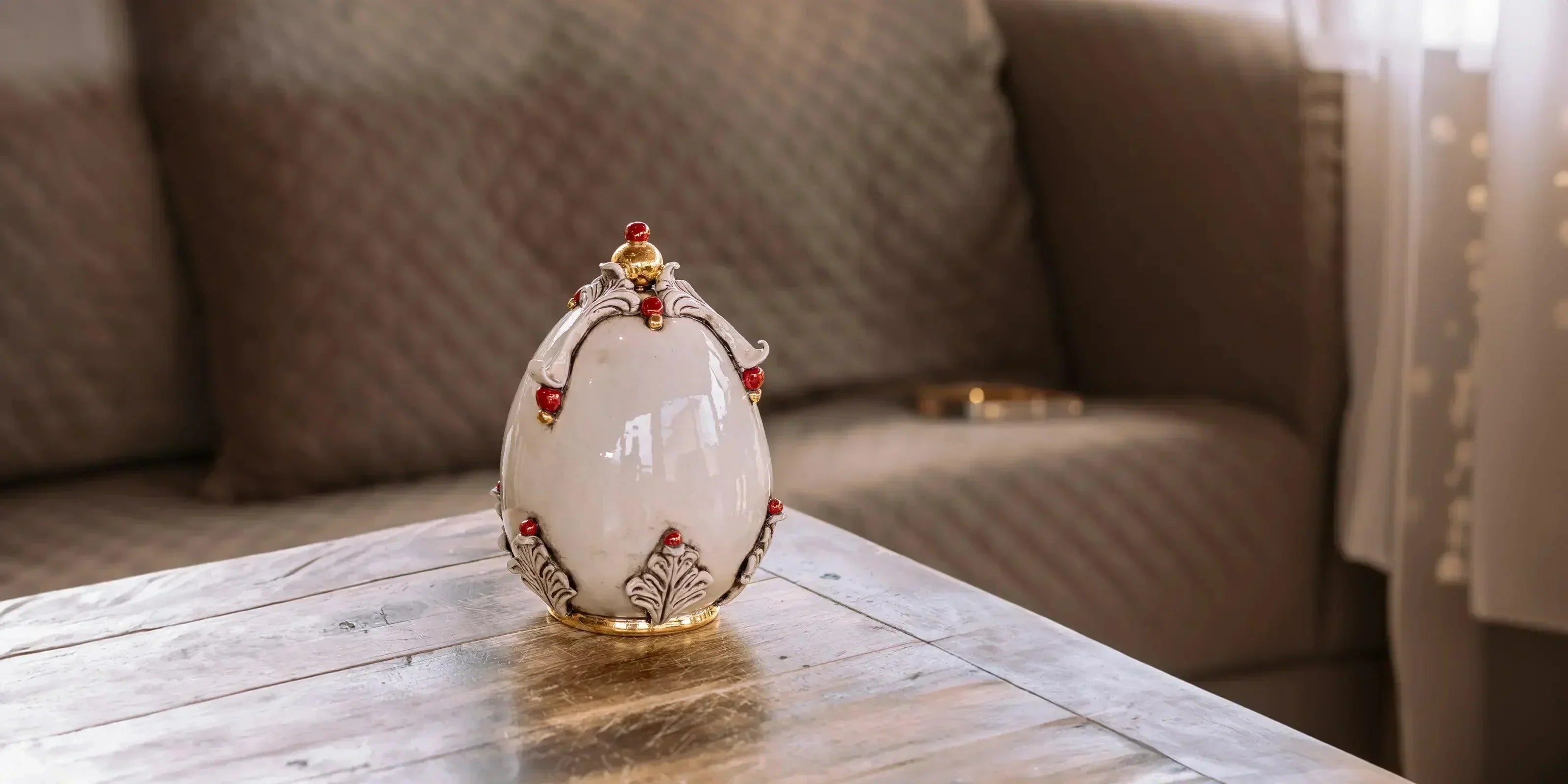 Uovo decorativo Pasqua 2025 ceramiche Caltagirone fatti a mano su tavolo in legno