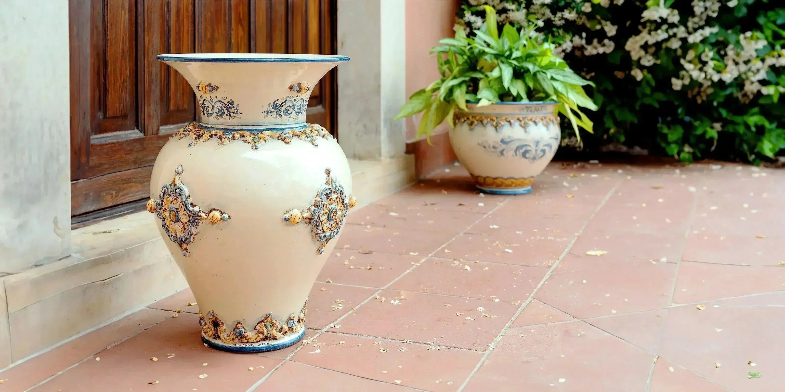Portaombrelli in ceramica di Caltagirone Sofia fatti a mano su veranda, decoro classico.