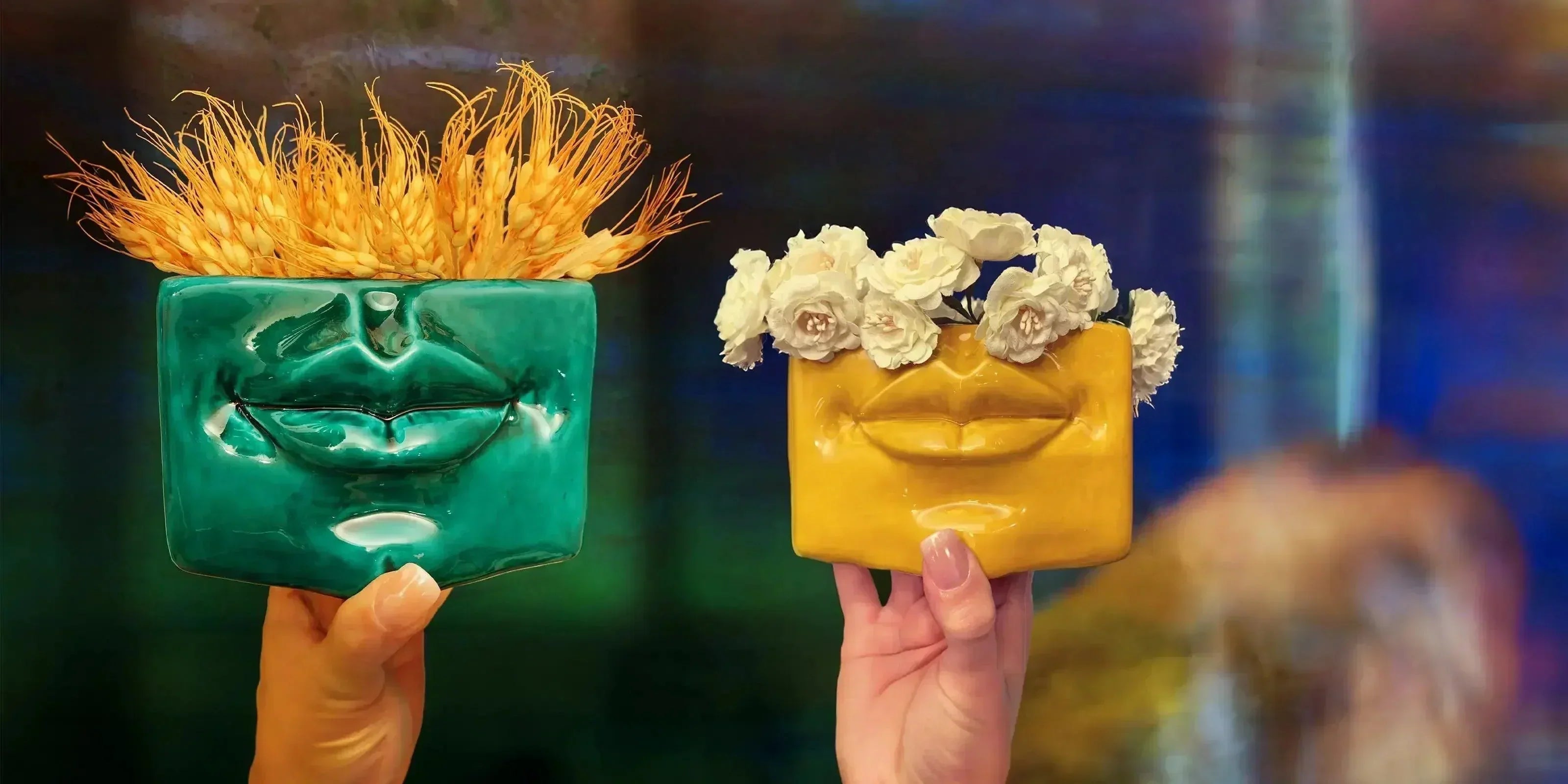 Due vasi con espressione sorridente in ceramica di Caltagirone fatti a mano, uno verde con grano e uno giallo con fiori bianchi