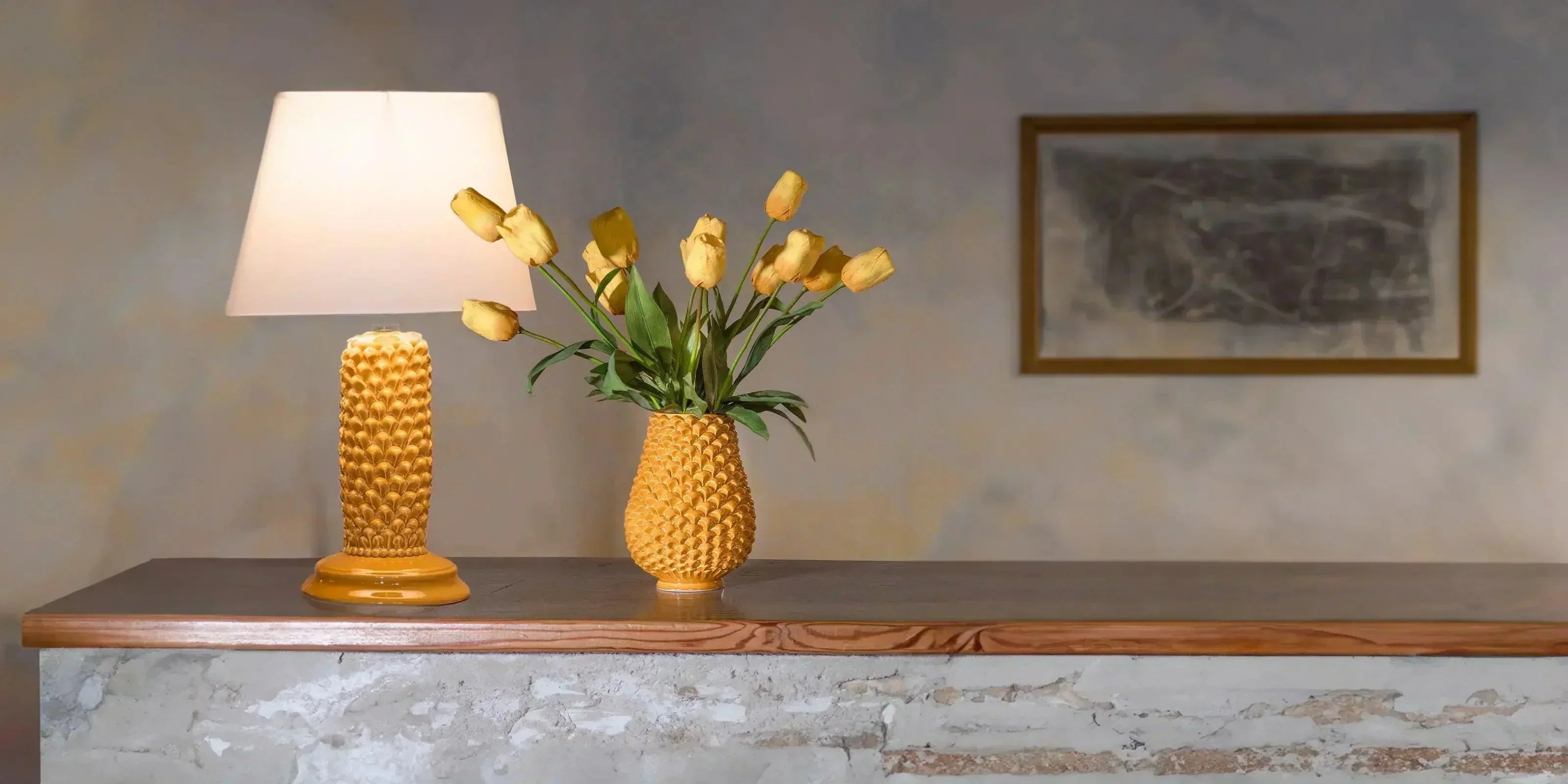 Lampada e vaso gialli ceramiche Caltagirone Sofia, decorazione fatti a mano su mensola.