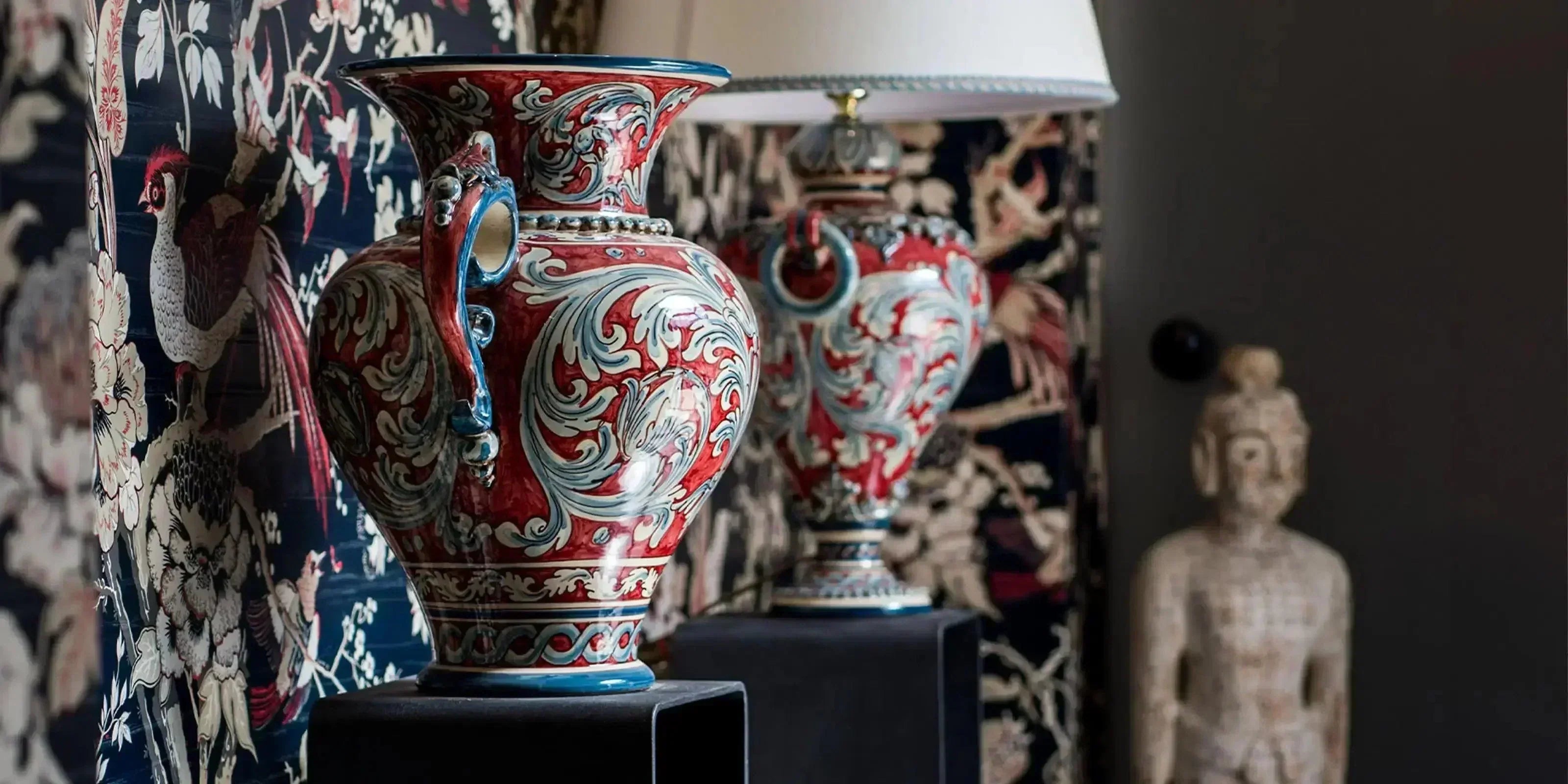 Vasi ornati blu e bordeaux, ceramiche Caltagirone fatti a mano su sfondo floreale