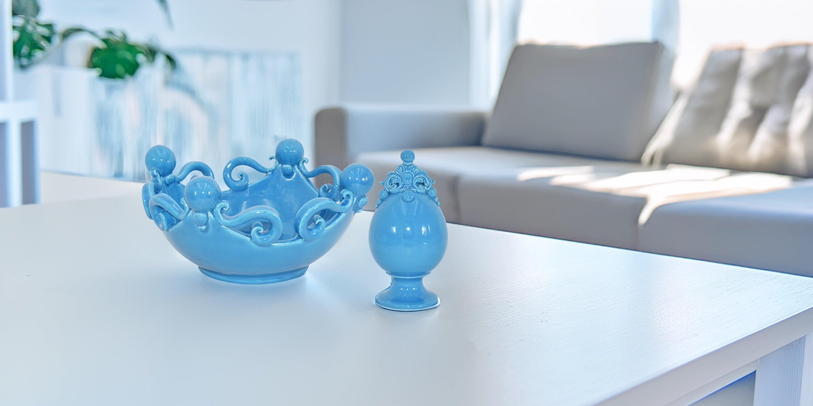 Ceramiche di Caltagirone turchese fatte a mano su tavolo bianco in soggiorno moderno