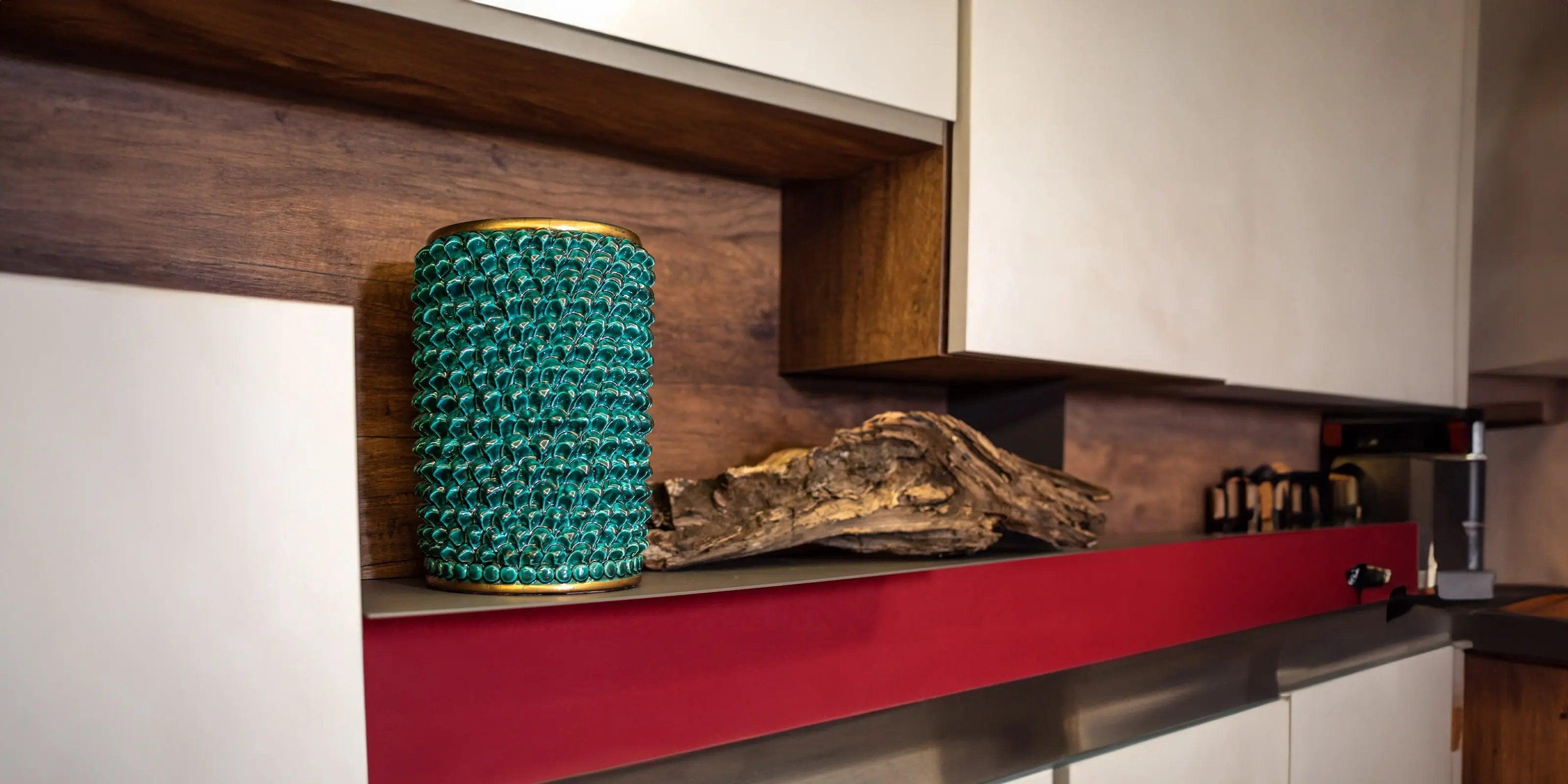 Vaso pigna ceramiche Caltagirone fatti a mano su mensola moderna in cucina