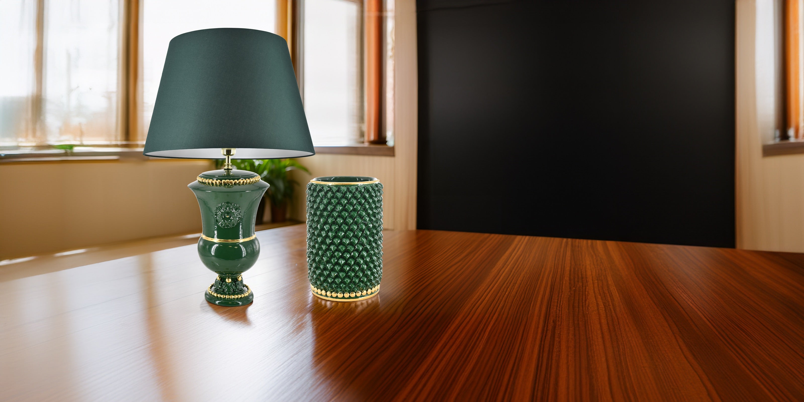 Lampada e vaso verde antico ceramiche Caltagirone Sofia fatti a mano su tavolo di legno