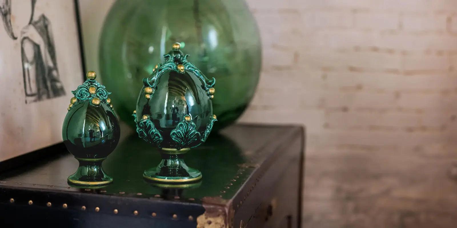 Ceramiche di Caltagirone Sofia verdi, pezzi artigianali fatti a mano su mobile scuro