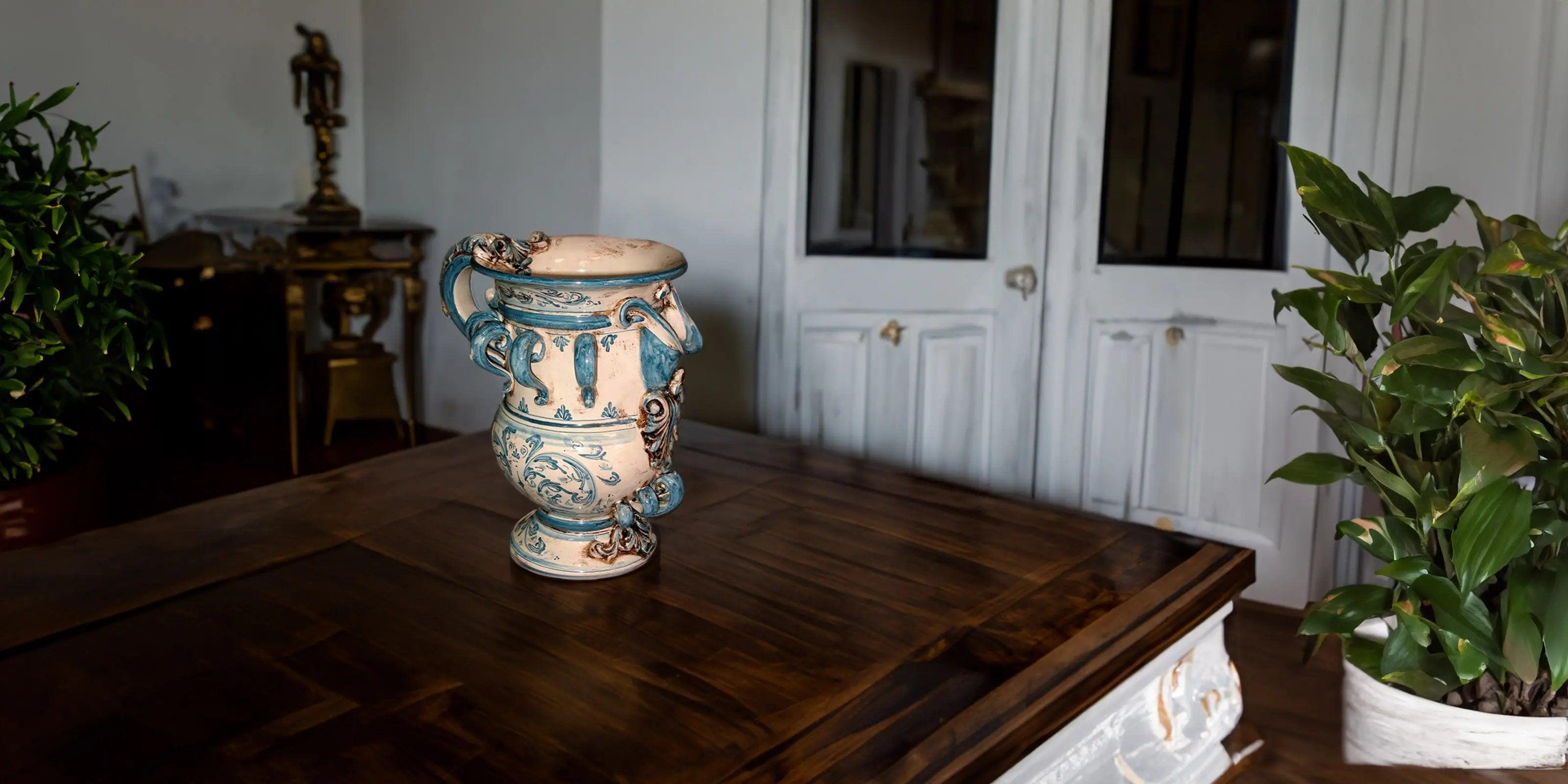 Vaso in ceramica di Caltagirone fatto a mano con decorazioni blu su tavolo in legno in interno classico