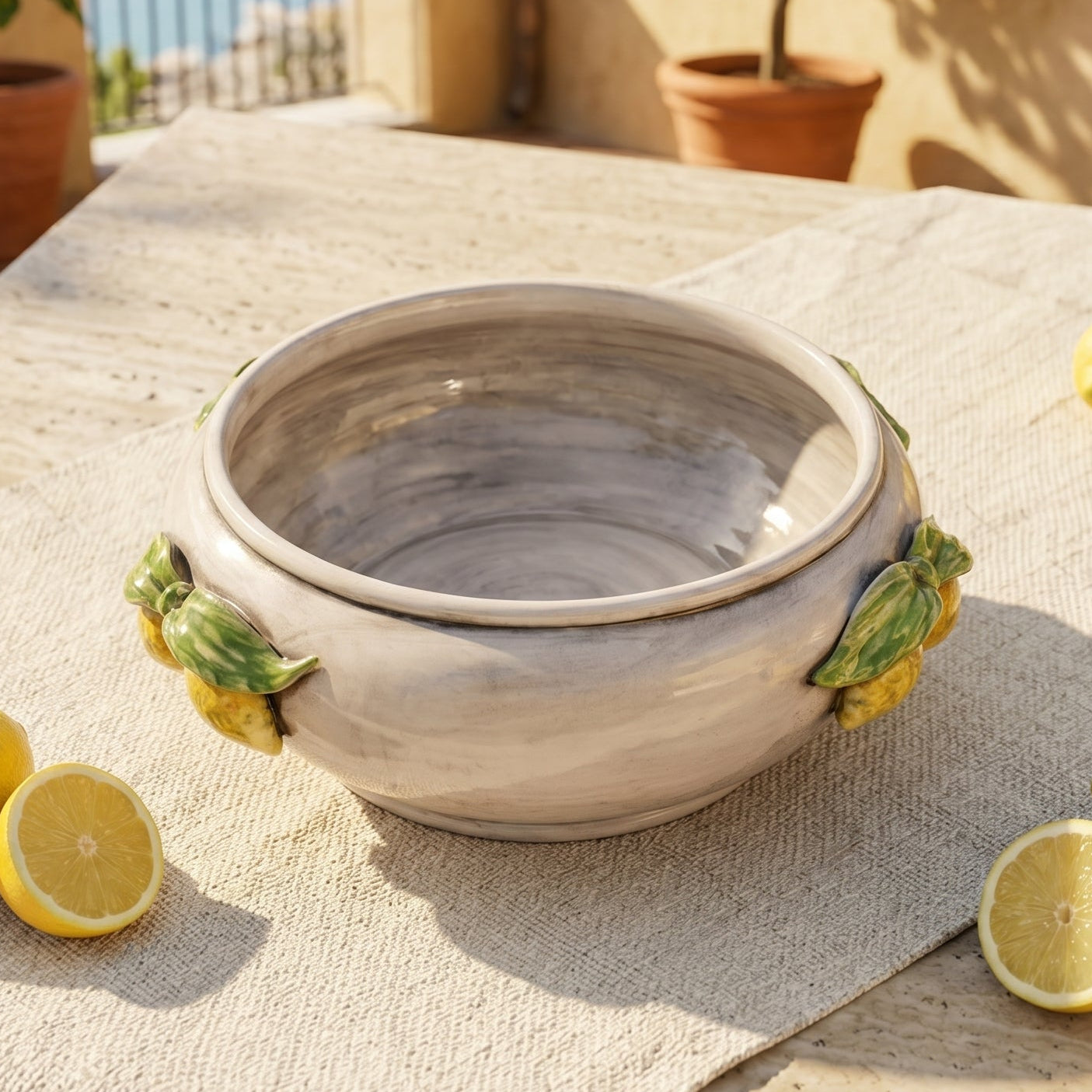 Centro de Mesa Cerámica Siciliana Ø 25 cm, Limones Sicilianos, Madreperla – Mayólica siciliana hecha a mano en Caltagirone