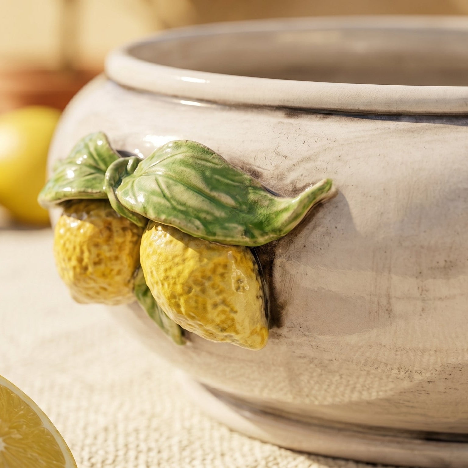 Centro de Mesa Cerámica Siciliana Ø 25 cm, Limones Sicilianos, Madreperla – Mayólica siciliana hecha a mano en Caltagirone