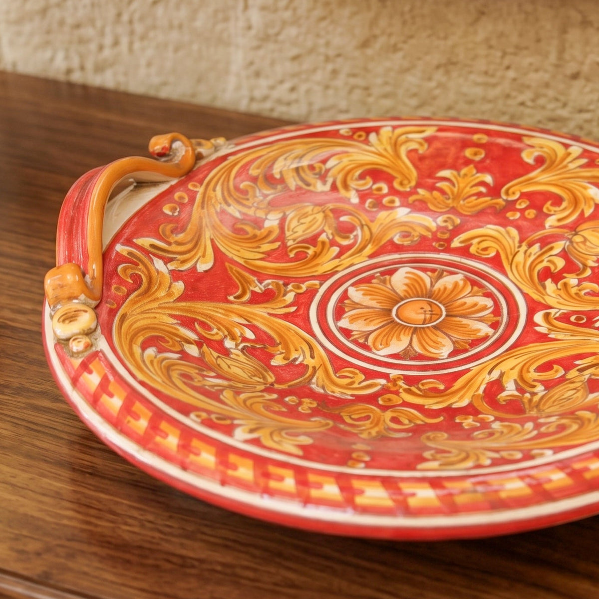 Sizilianischer Tafelaufsatz Keramik Ø 30/40 cm, Ornato Roter Grund – Italienische Keramik aus Caltagirone, Sizilien