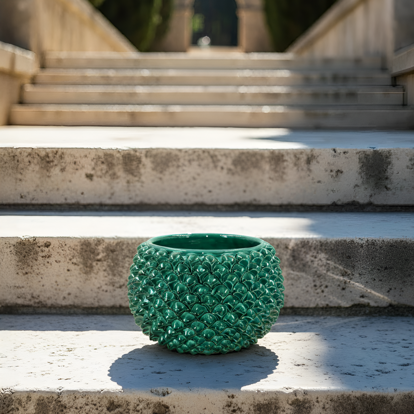 Vaso mezza pigna s/piede verde smeraldo in ceramica di Caltagirone