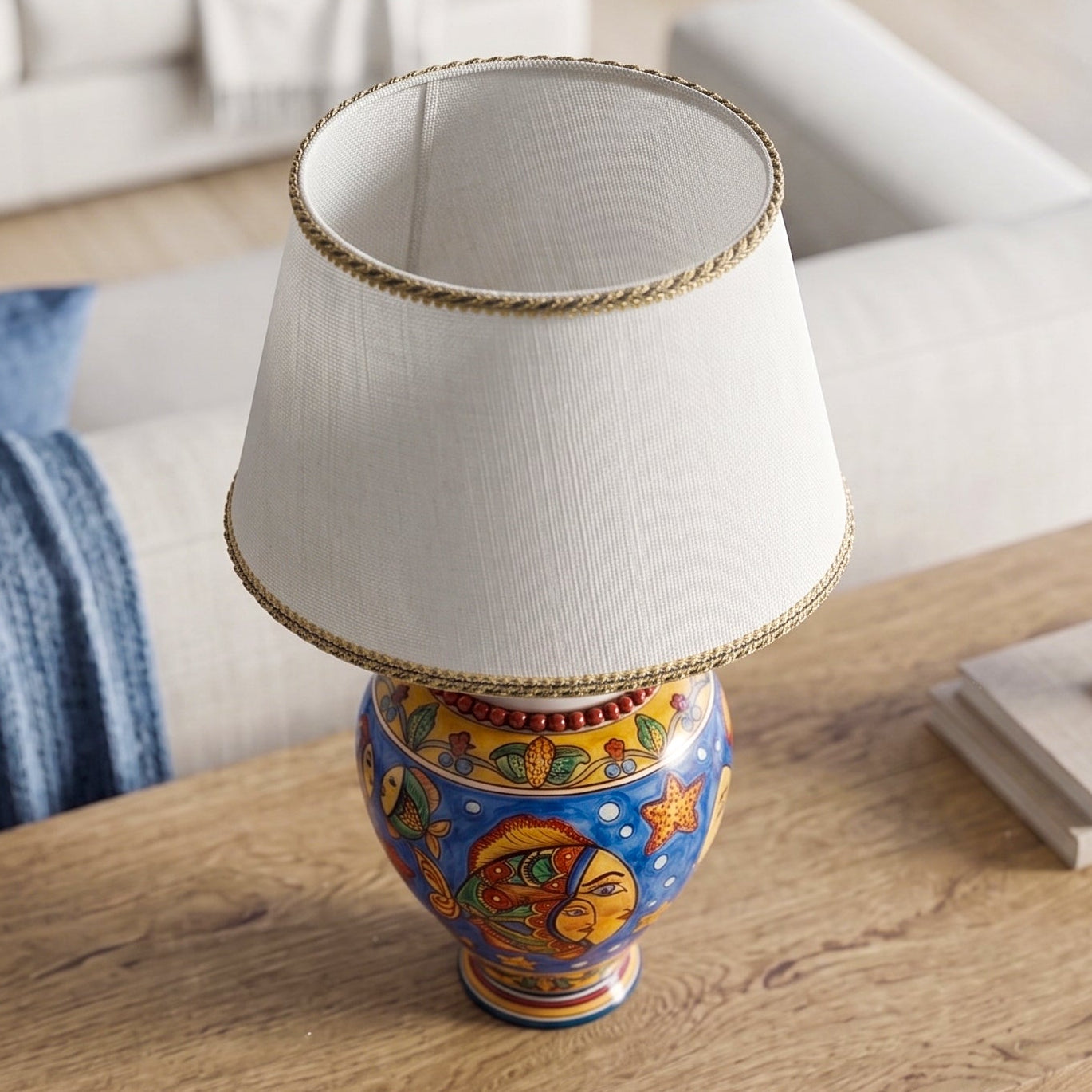 Lampe en Majolique Ronde H 35 cm - DecOr Pesci, Fondo Bleu | Lampe sicilienne artisanale de Caltagirone