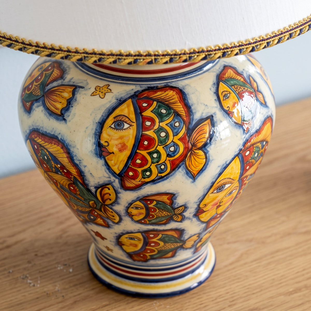 Lampe Potiche de Caltagirone H 65 cm, Décor Poissons – Céramique Caltagirone, tradition des lampes italiennes
