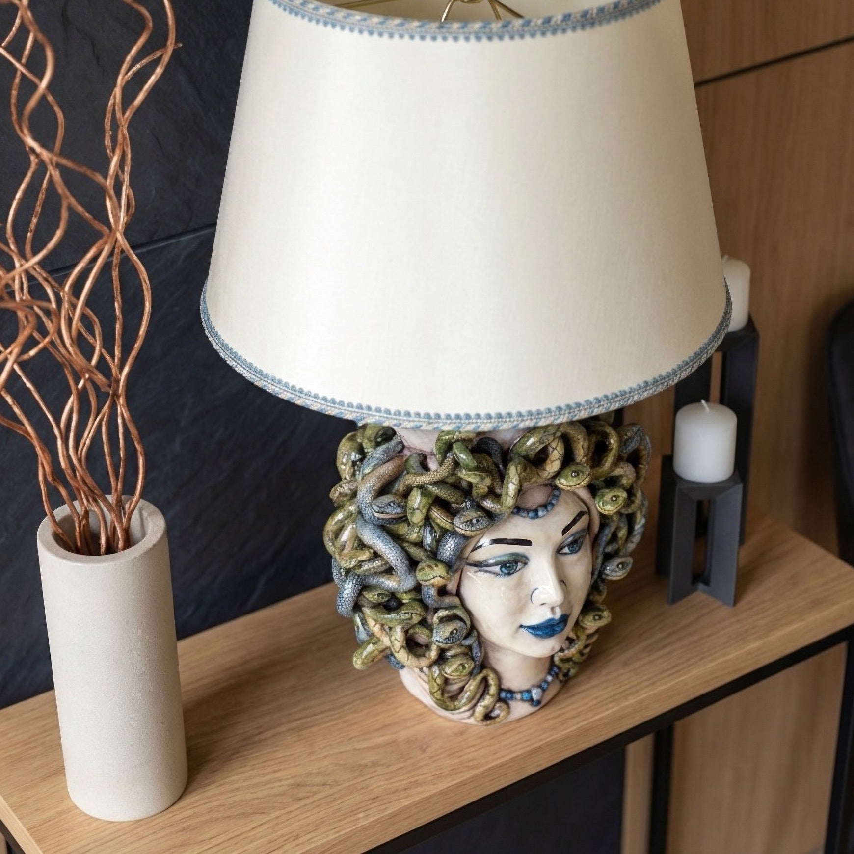 Lume a Testa Medusa Femmina in Ceramica di Caltagirone - Eleganza e Mito