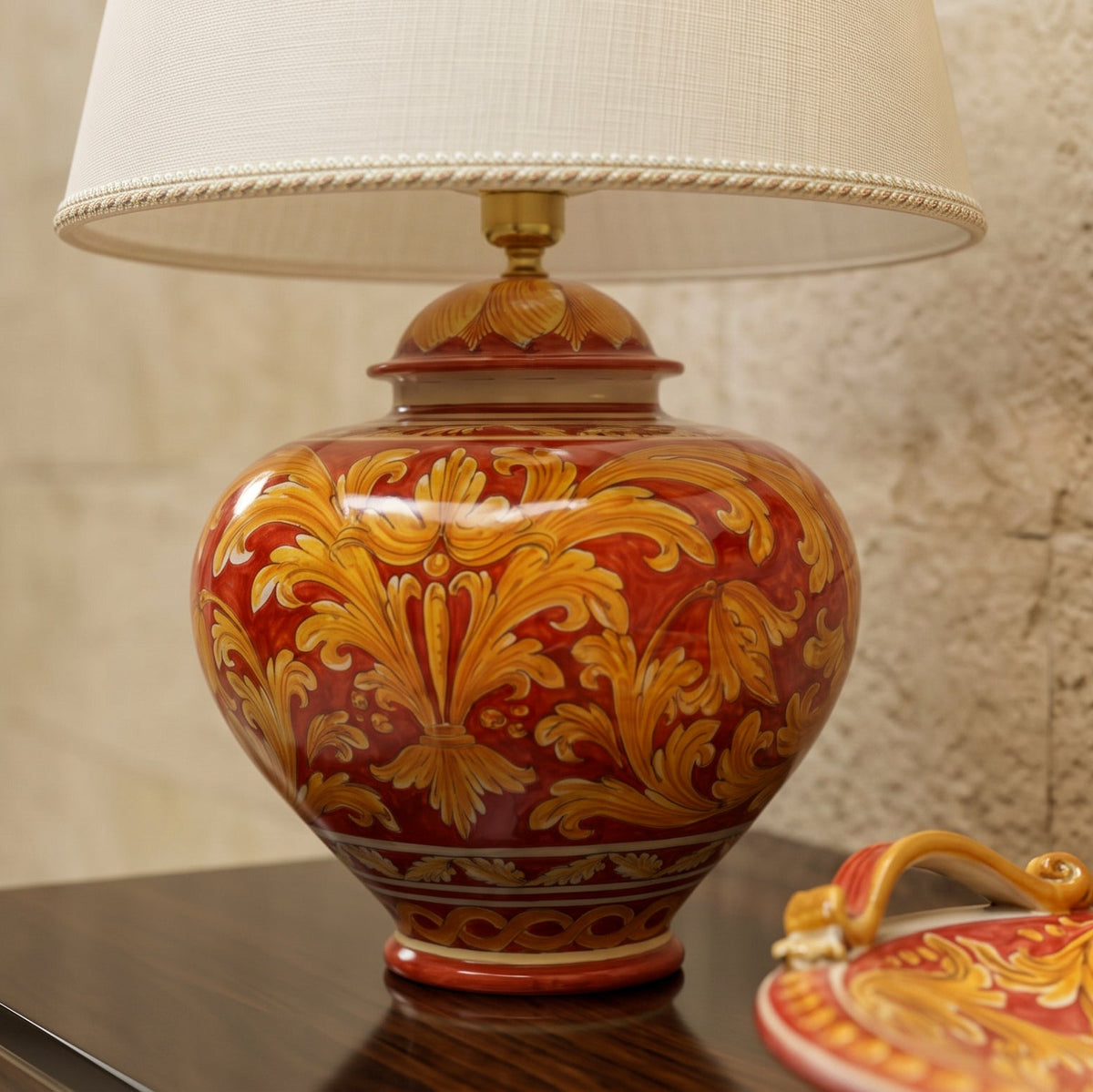 Lampe Boule de Caltagirone H 66 cm, Ornato Fond Rouge – Lampe sicilienne artisanale de Caltagirone