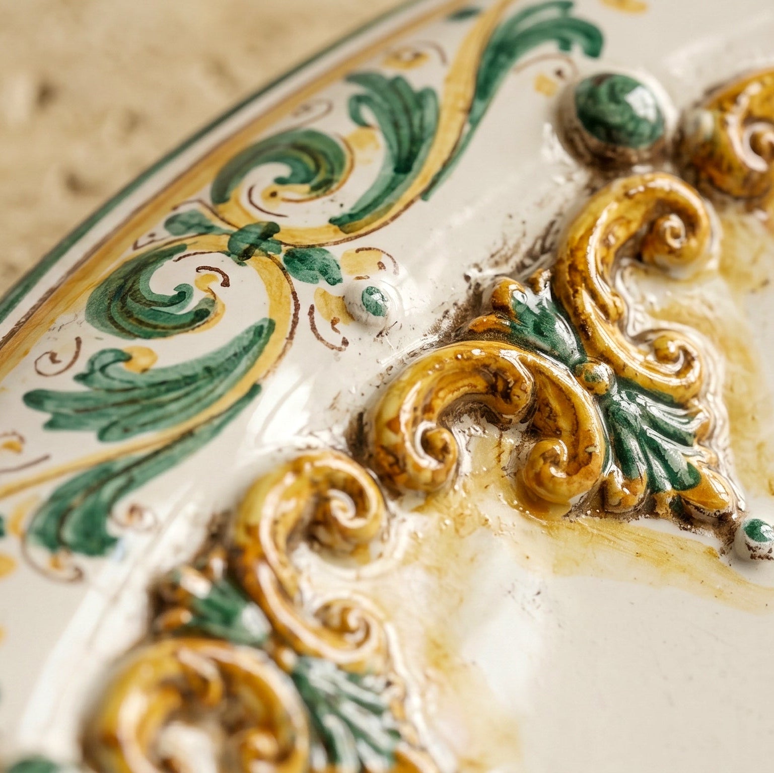Plato Decorativo Siciliano, Plastico Sofia, Verde y Naranja – Mayólica siciliana hecha a mano en Caltagirone