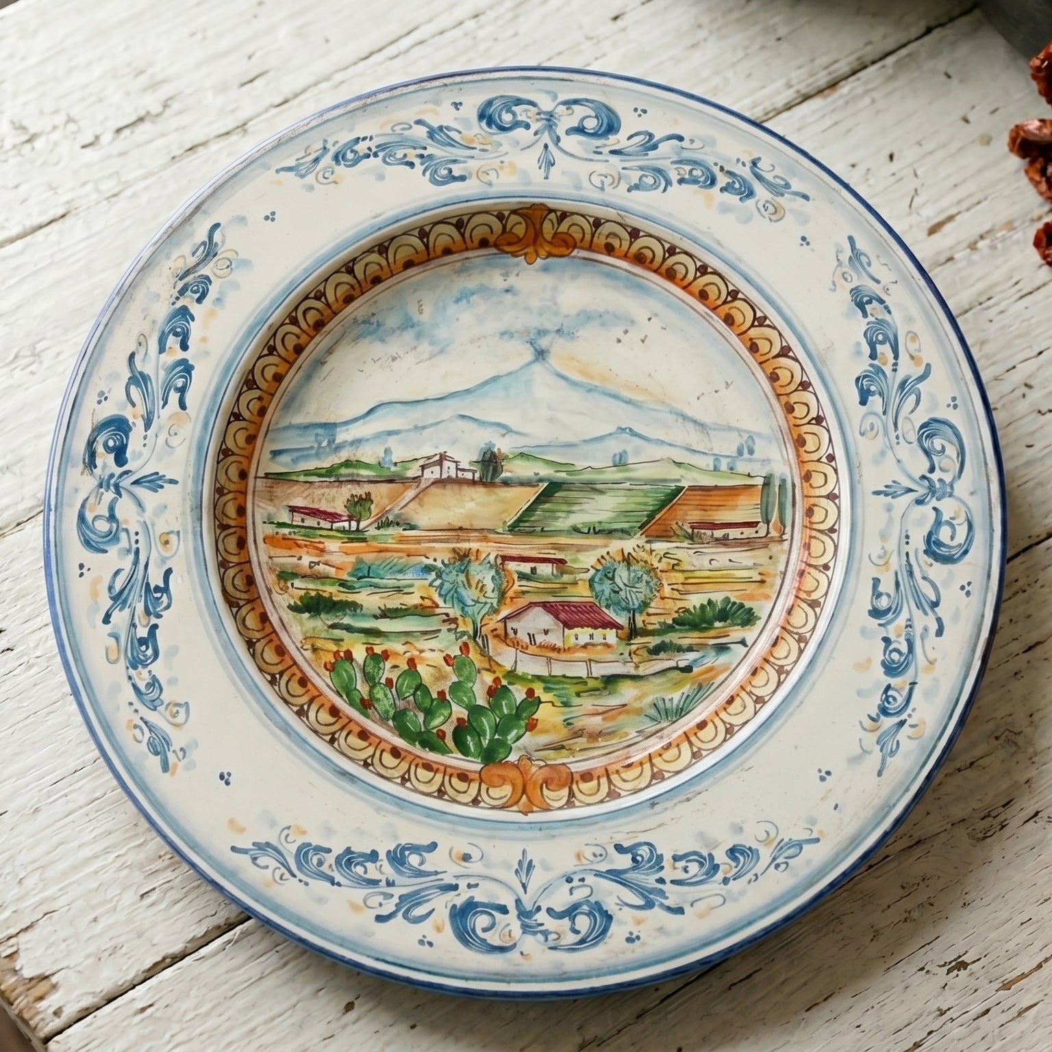 Sizilianischer Keramikteller Cappello Prete — Ätna-Landschaft, Blau und Orange | Italienische Keramik aus Caltagirone, Sizilien