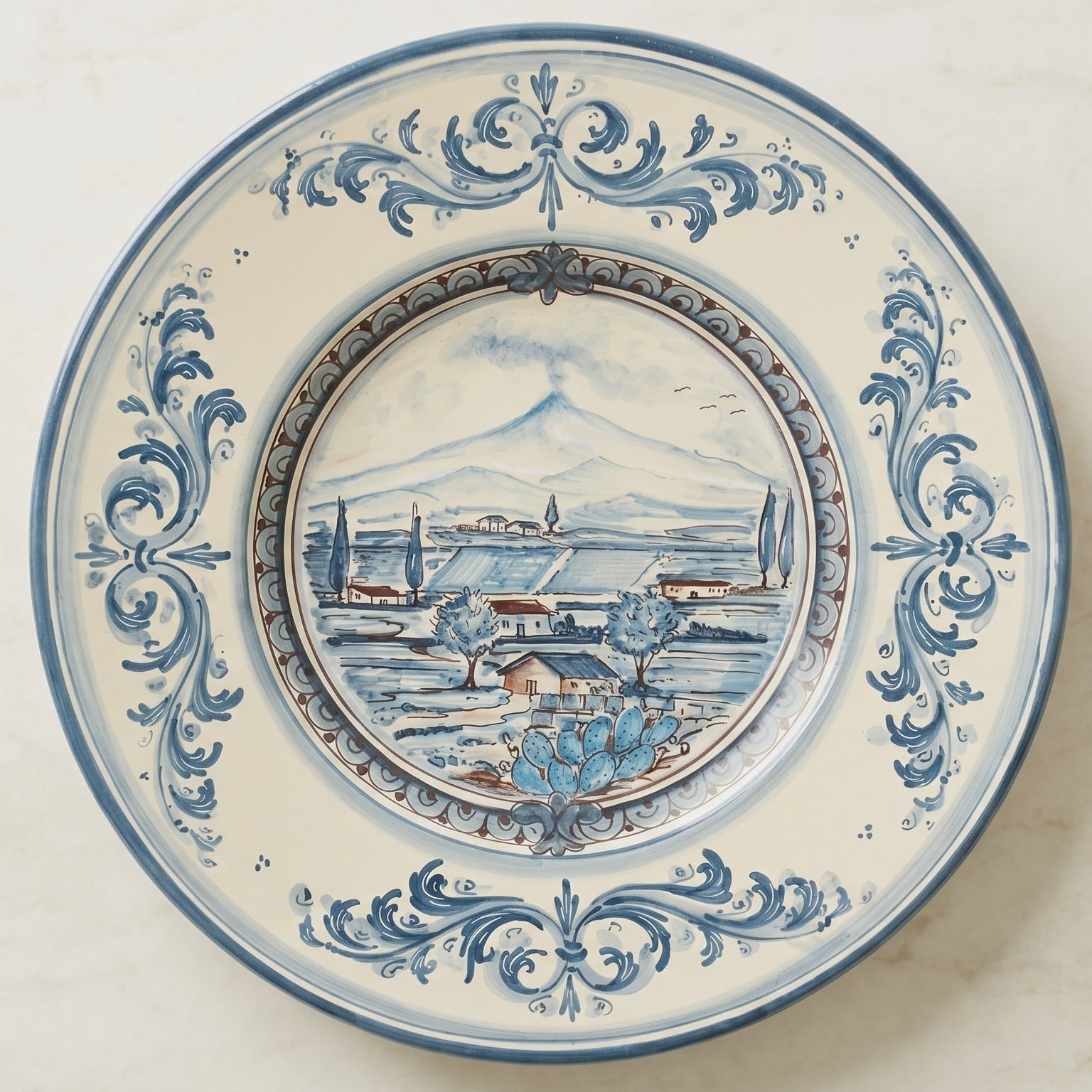 Sizilianischer Keramikteller Cappello Prete — Ätna-Landschaft, Mono Blau | Sizilianische Majolika aus Caltagirone