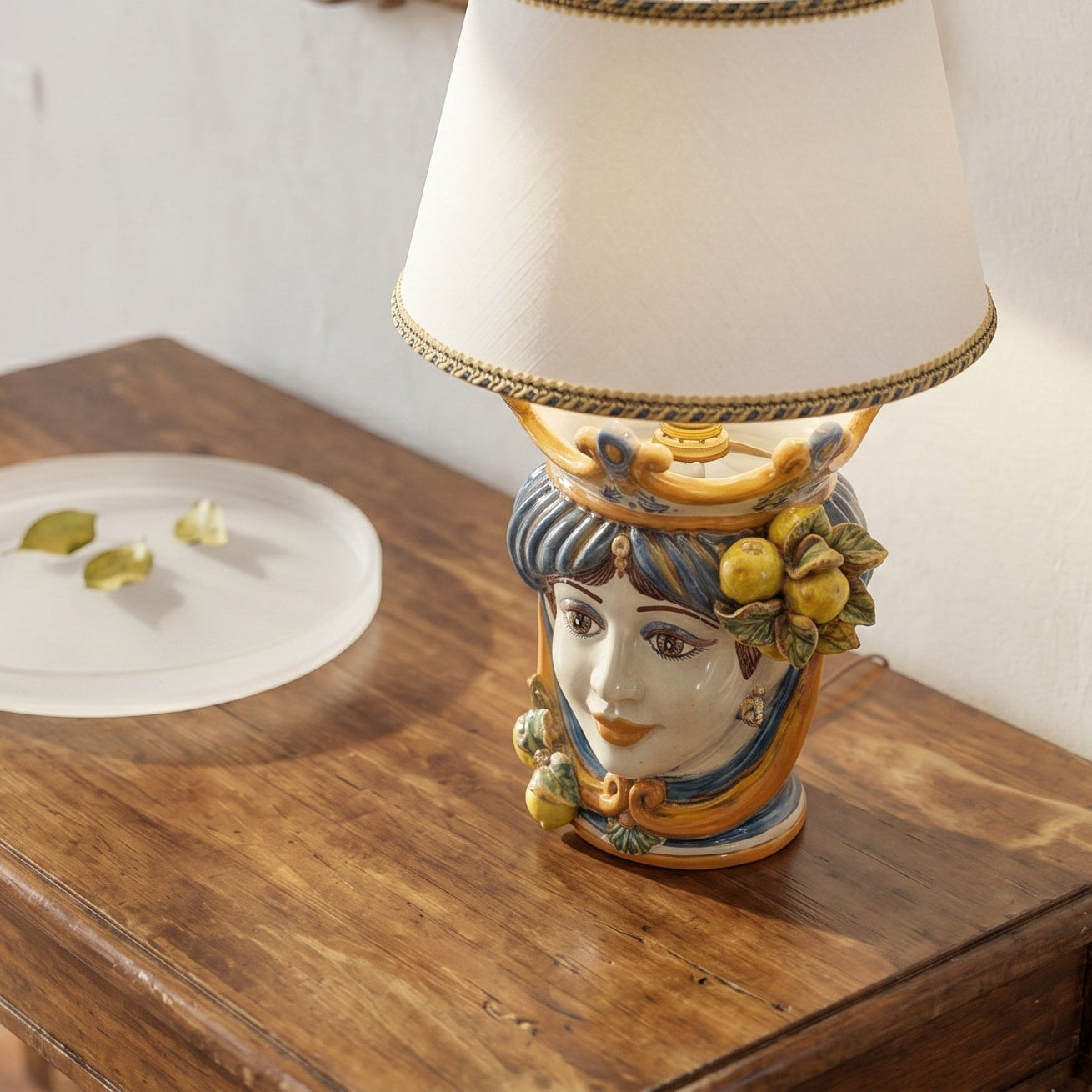 Italienische Keramiklampe H 55 cm, Frau, Blau und Orange – Italienische Keramik aus Caltagirone, Sizilien