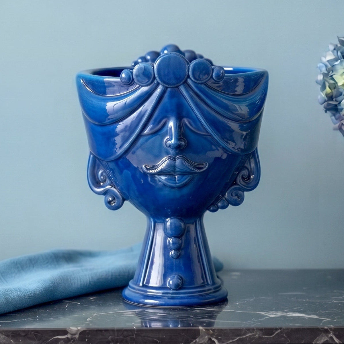 Tête de Maure Zahira H 30 cm – Femme, Bleu Intense – Céramique Caltagirone – tradition sicilienne