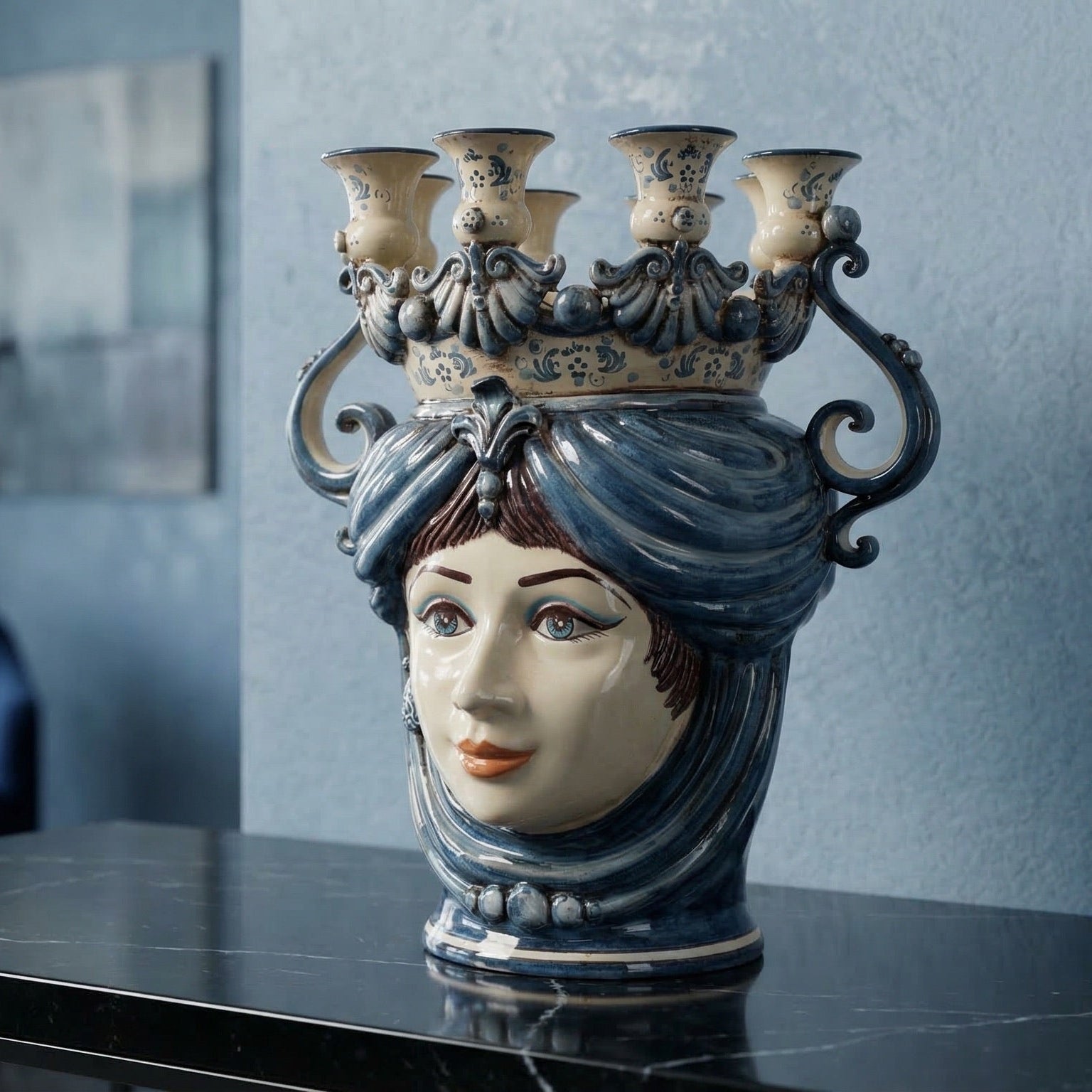Cabeza de Moro Candelabro H 40 cm, Mujer, Mono Azul – Testa di Moro de Caltagirone, Sicilia