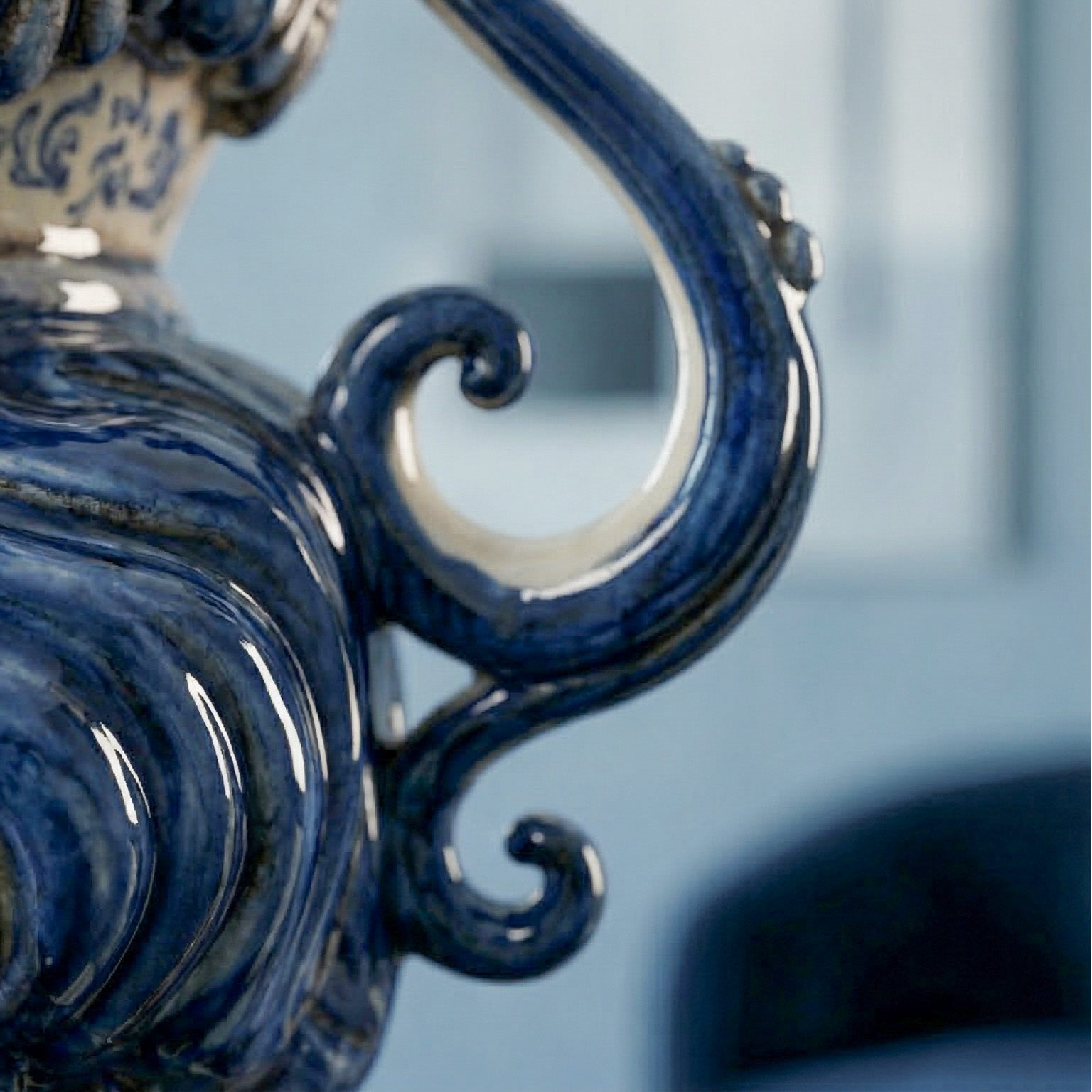 Jarrón Siciliano Candelabro H 40 cm, Hombre Blanco, Mono Azul – Testa di Moro de Caltagirone, Sicilia