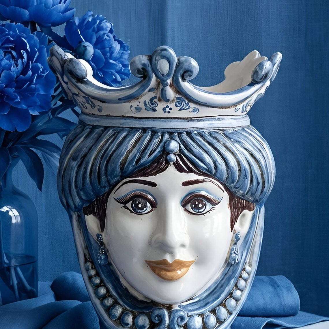 Head h 25 with beads monochrome of blue female