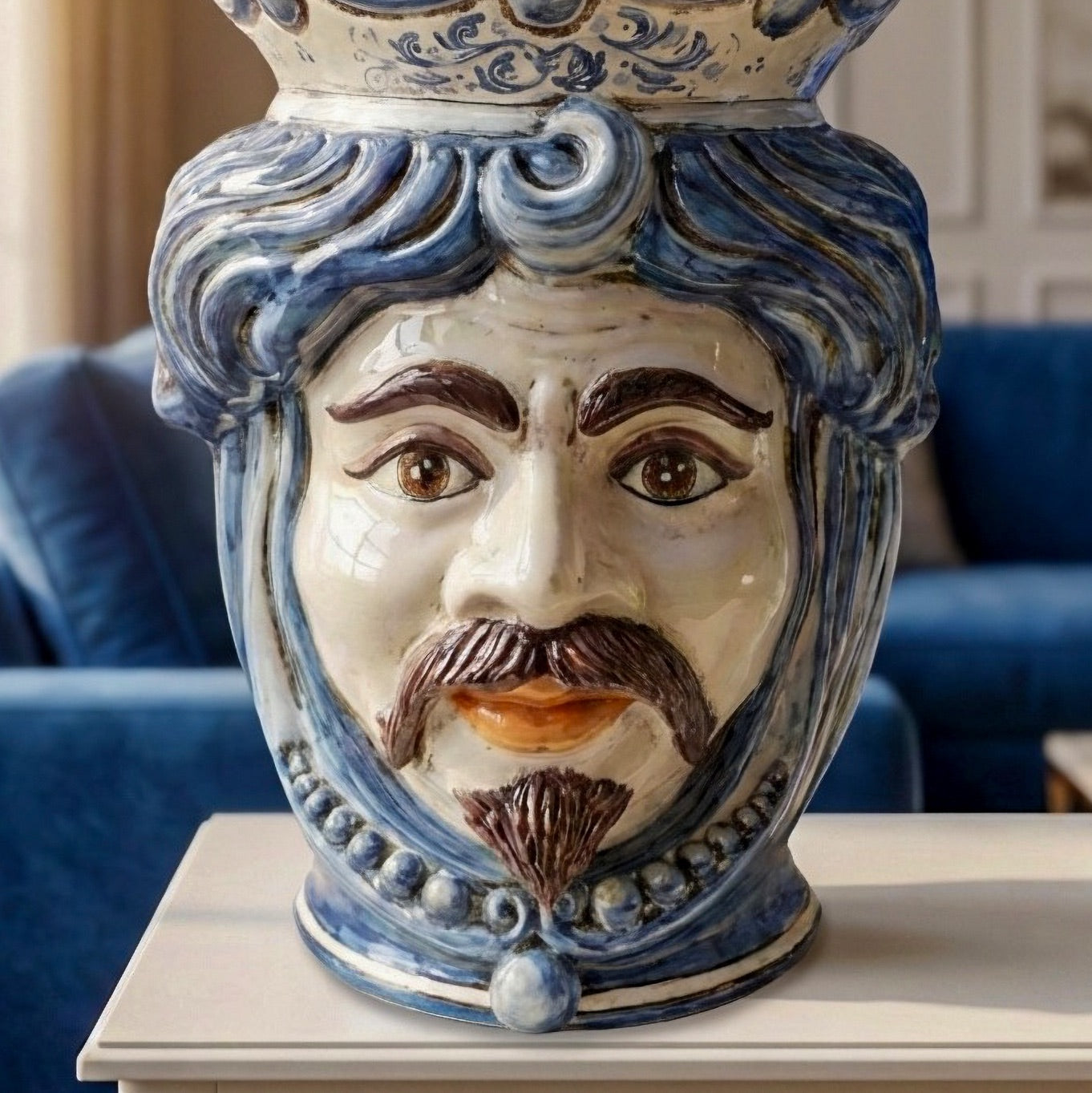 Testa di Moro Cerámica con Perlas H 40 cm, Hombre Blanco, Mono Azul – Testa di Moro de Caltagirone, Sicilia
