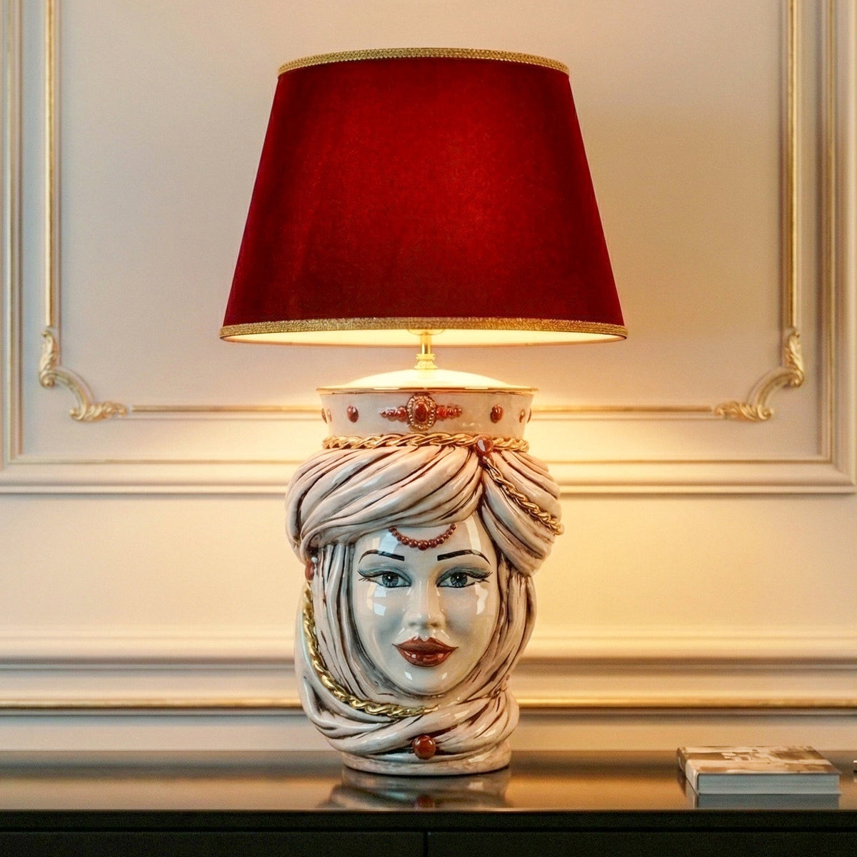 Lampe Tête Touareg à la Couronne H 70 cm (céramique h 40 cm, abat-jour en tissu Ø 45 cm), Femme, Nacre Antiquée, Or et Lustres – Testa di Moro de Caltagirone, Sicile