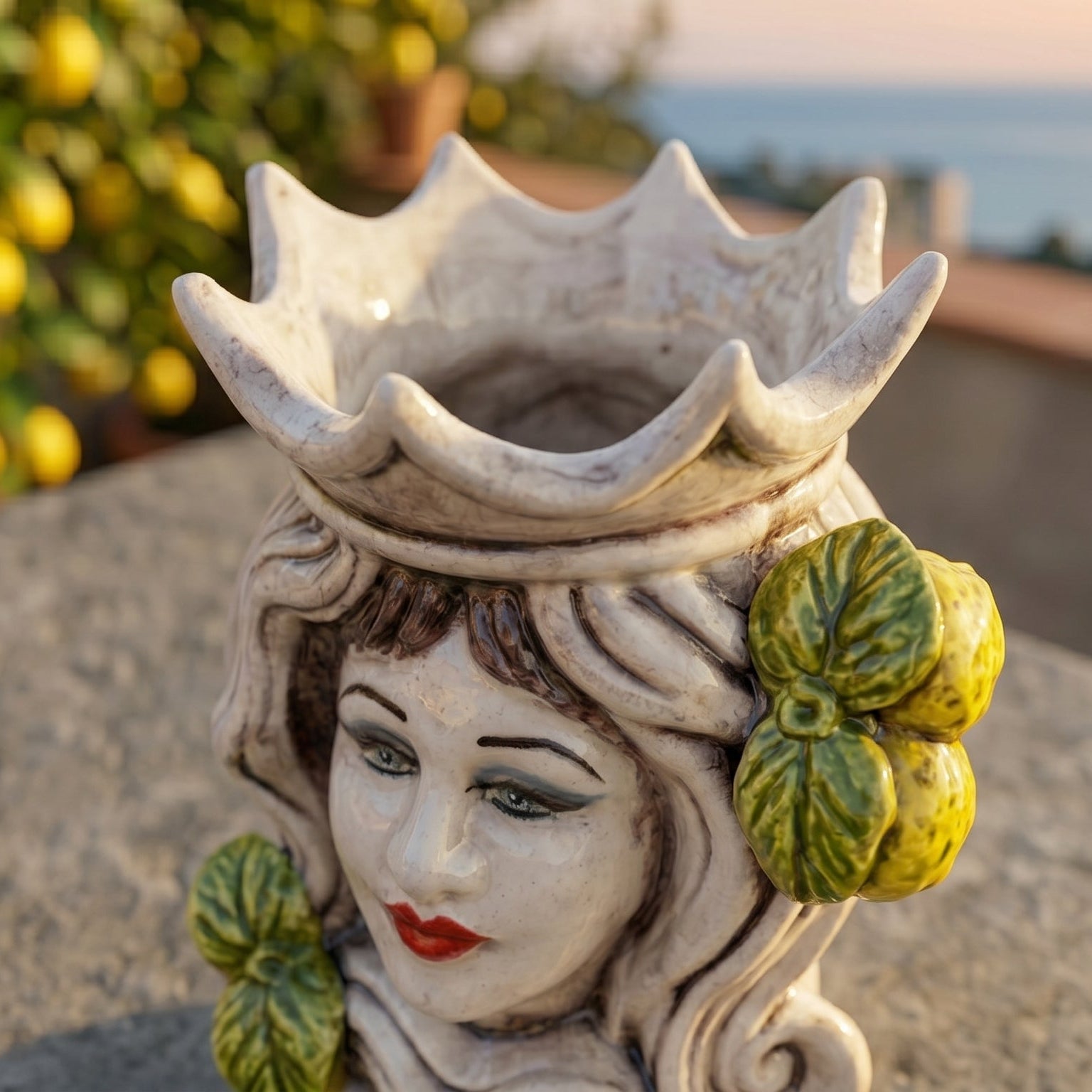 Testa di Moro Frau H 15 cm / 5¾" aus Caltagirone-Keramik — Zitronen Siziliens, Farbiges Perlmutt