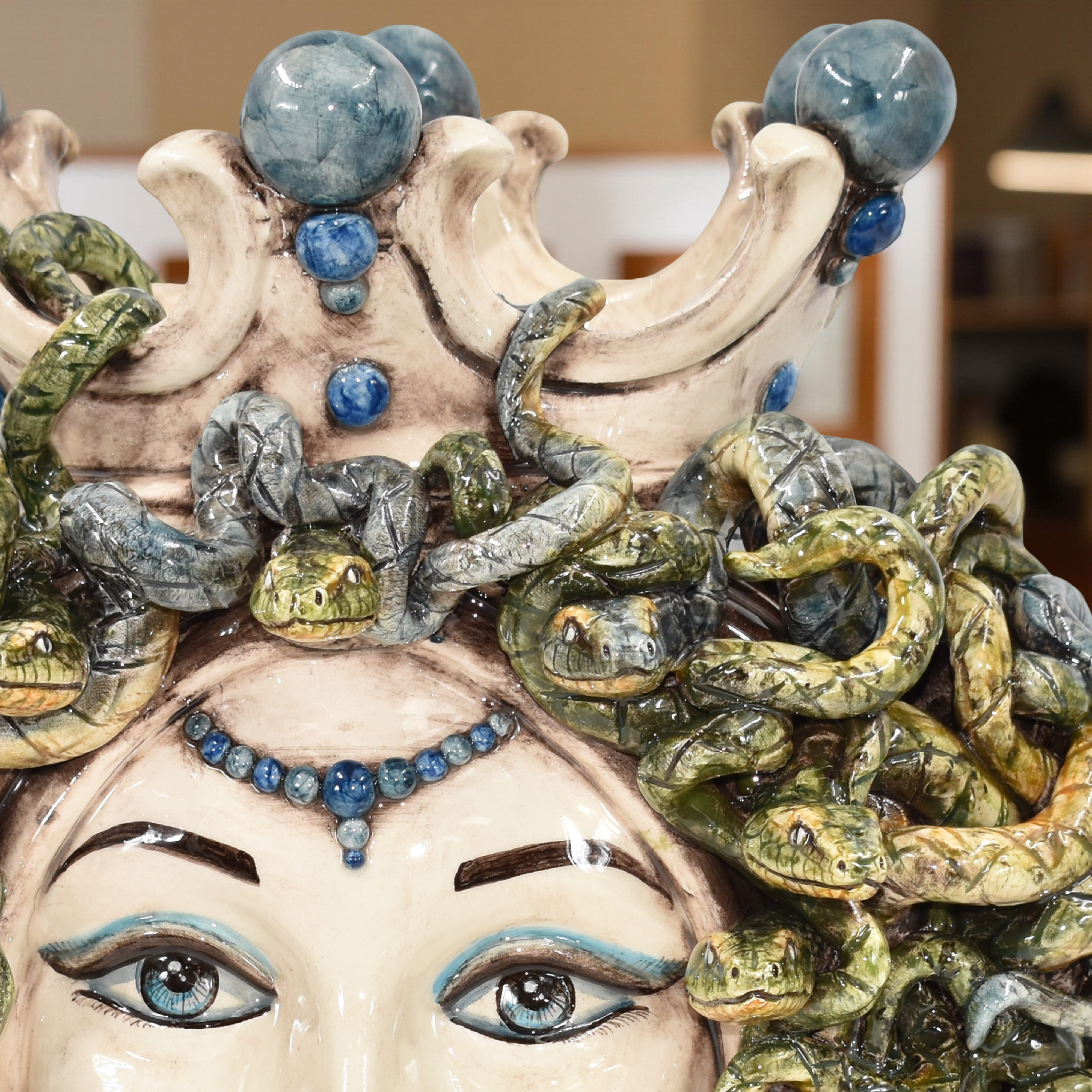 Testa h 38 medusa Madreperla Antichizzato con perline blu