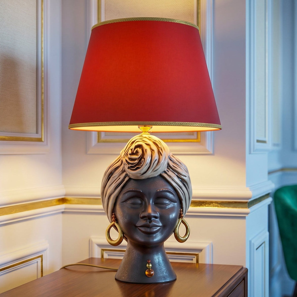Lampe Tête Sognia H 63 cm (céramique h 40 cm, abat-jour en tissu Ø 40 cm), Nacre Antiquée, Or et Lustres, Visage Mat – Testa di Moro de Caltagirone, Sicile