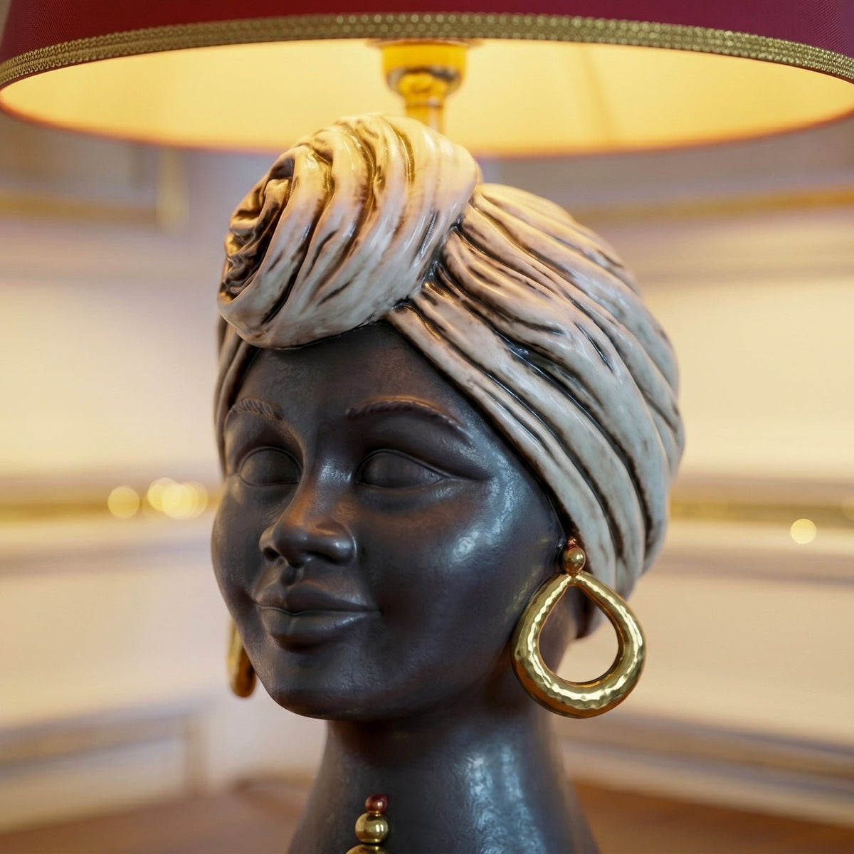 Lampe Tête Sognia H 63 cm (céramique h 40 cm, abat-jour en tissu Ø 40 cm), Nacre Antiquée, Or et Lustres, Visage Mat – Testa di Moro de Caltagirone, Sicile