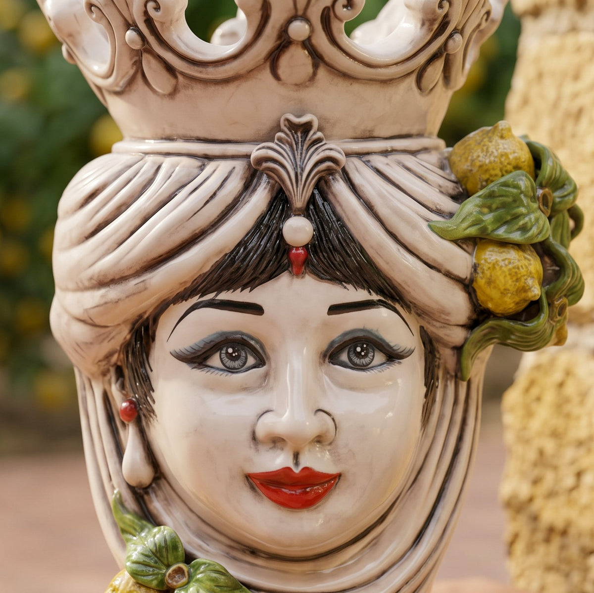 Tête de Maure aux Citrons H 40 cm – Femme, Nacre Colorée – Testa di Moro de Caltagirone, Sicile