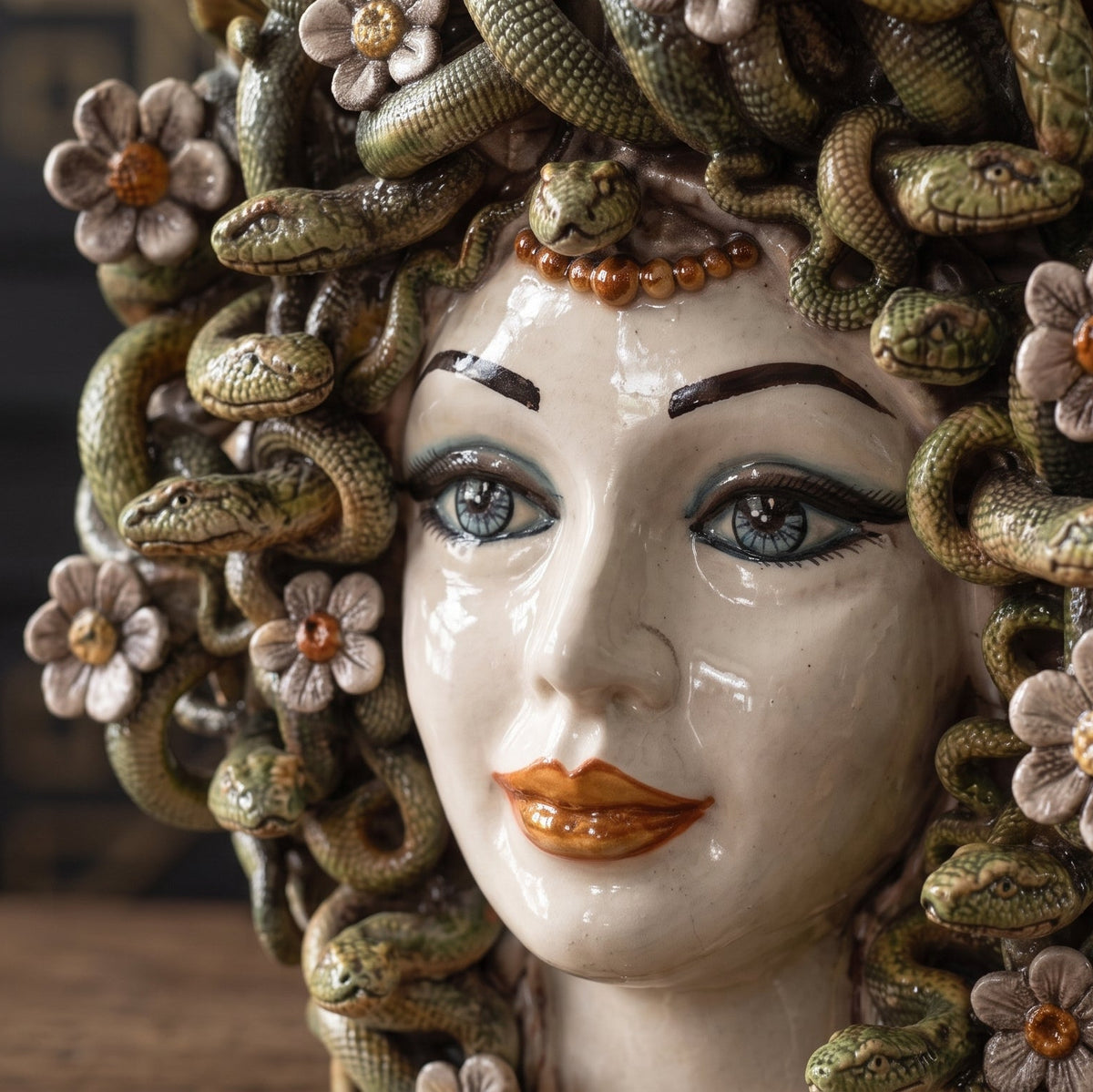 Cabeza Medusa con Flores H 38 cm, Madreperla Antigua Oro y Lustres – Testa di Moro de Caltagirone, Sicilia