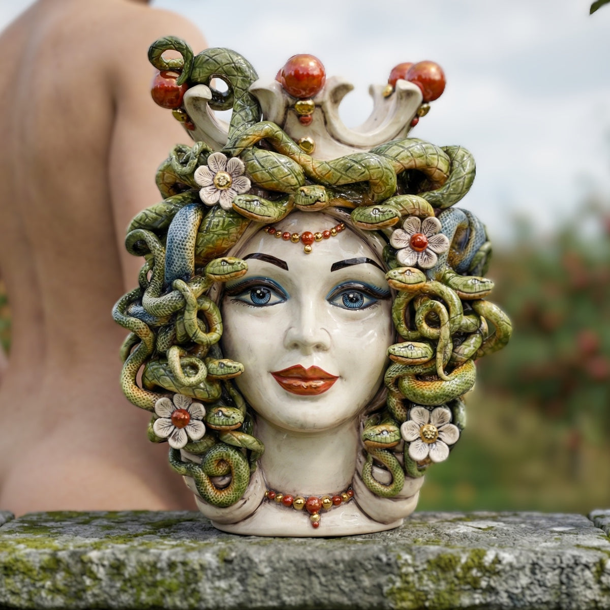 Tête Méduse aux Fleurs H 38 cm – Nacre Antique Or et Lustres – Testa di Moro de Caltagirone, Sicile