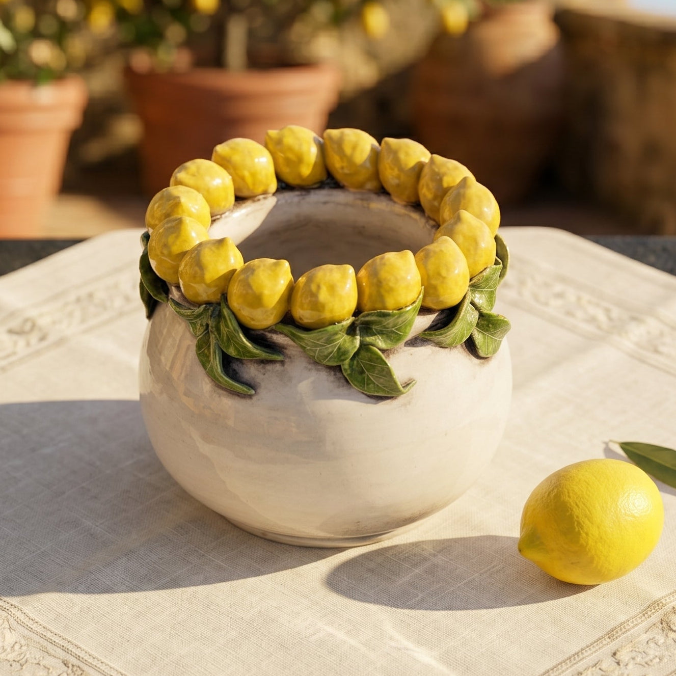 Italienische Keramikvase H 16 cm, Perlmutt – Caltagirone Keramik – sizilianisches Kunsthandwerk