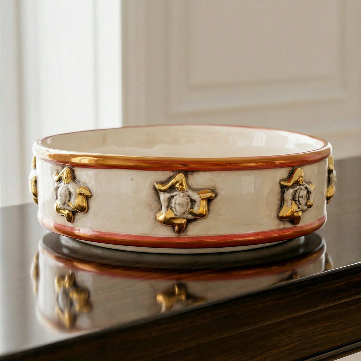 Centre de Table Trinacria Ø 20 cm, Nacre Antiquée, Or et Lustres – Majolique sicilienne de Caltagirone