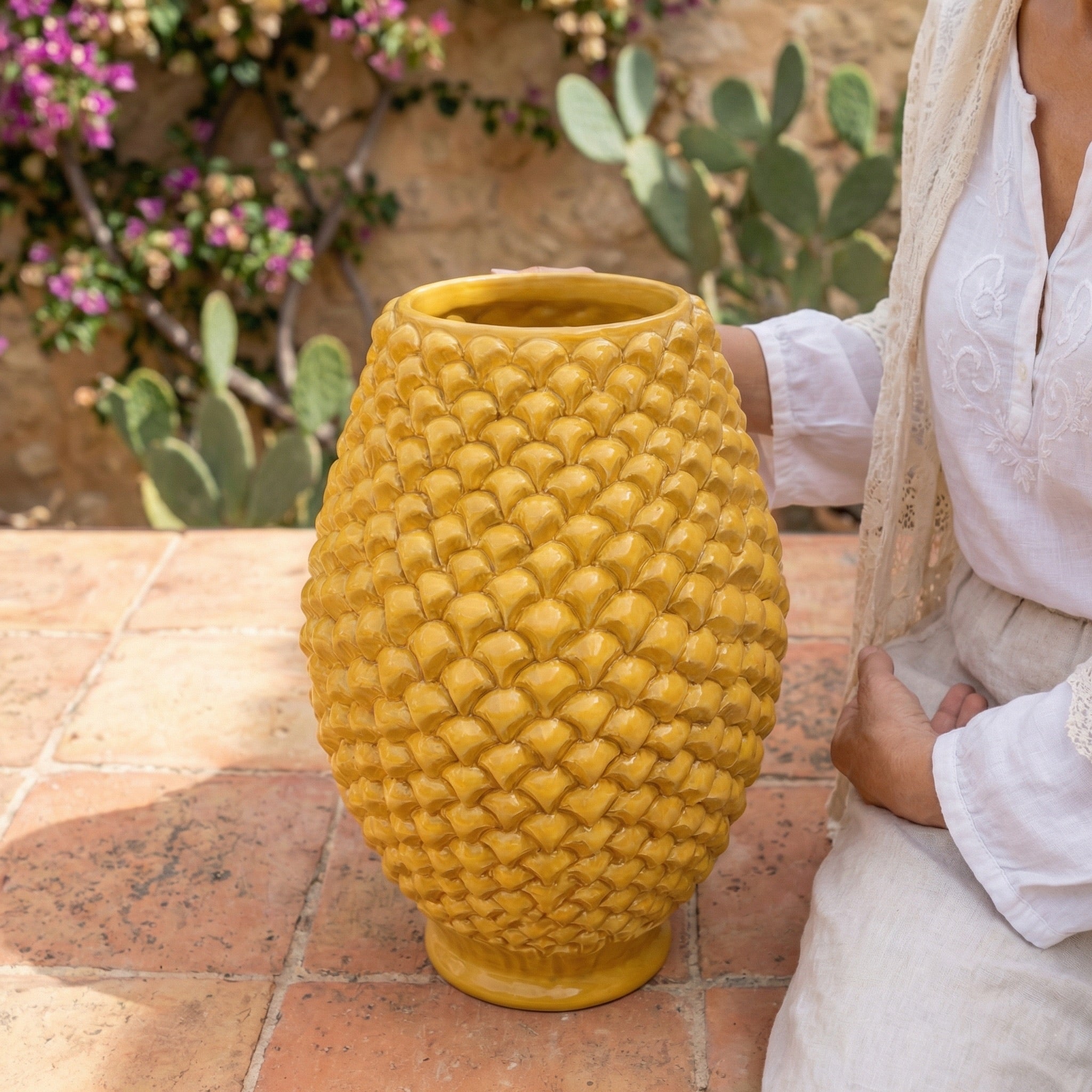 Pinienzapfen-Vase, Senf – Italienische Keramik aus Caltagirone, Sizilien