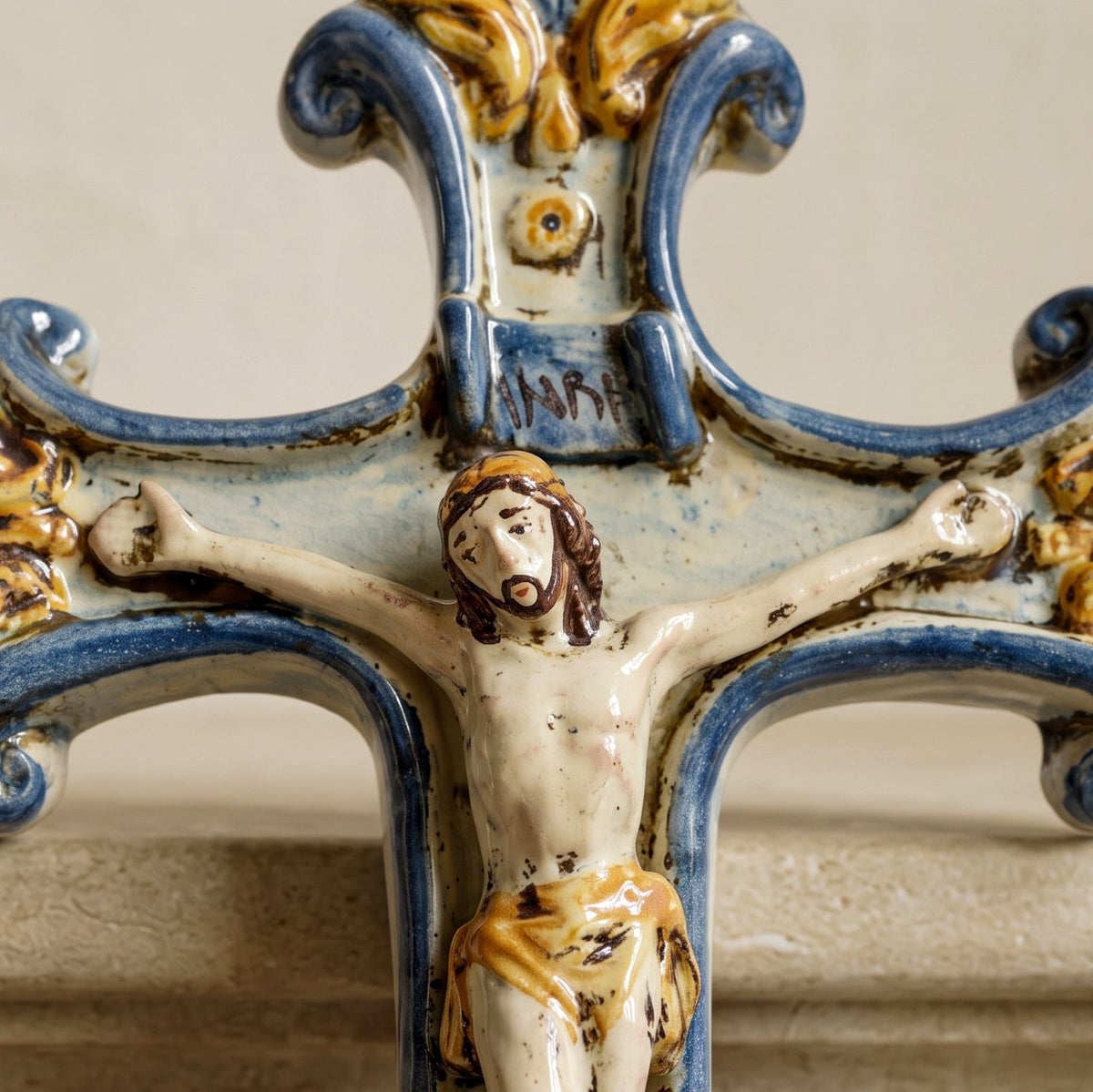 Crucifijo de Cerámica Siciliana 16×24 cm, Azul y Naranja – Tradición religiosa siciliana de Caltagirone