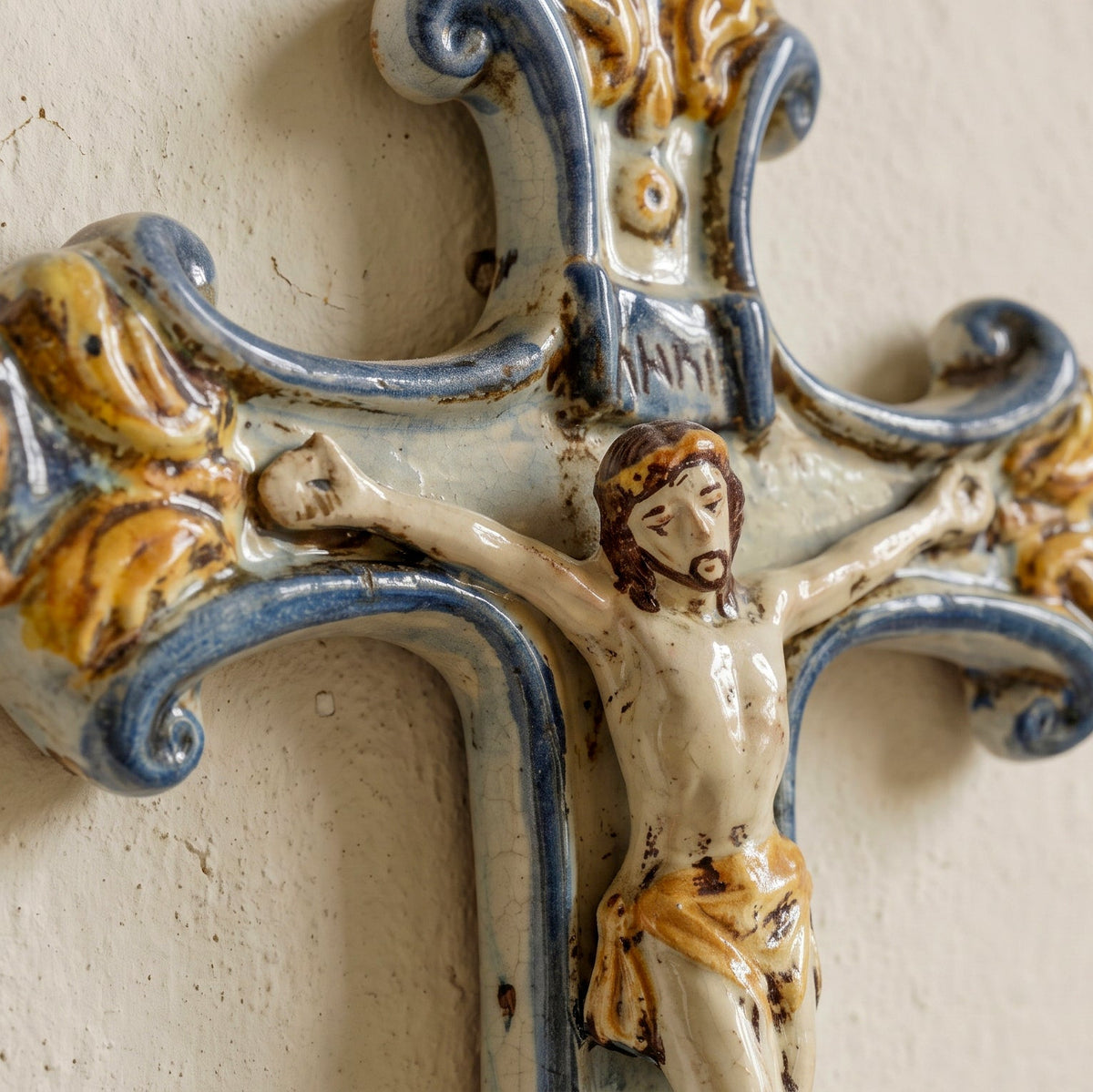 Crucifix en Majolique Sicilienne 16×24 cm - Bleu et Orange | Céramique Caltagirone - artisanat sacré sicilien